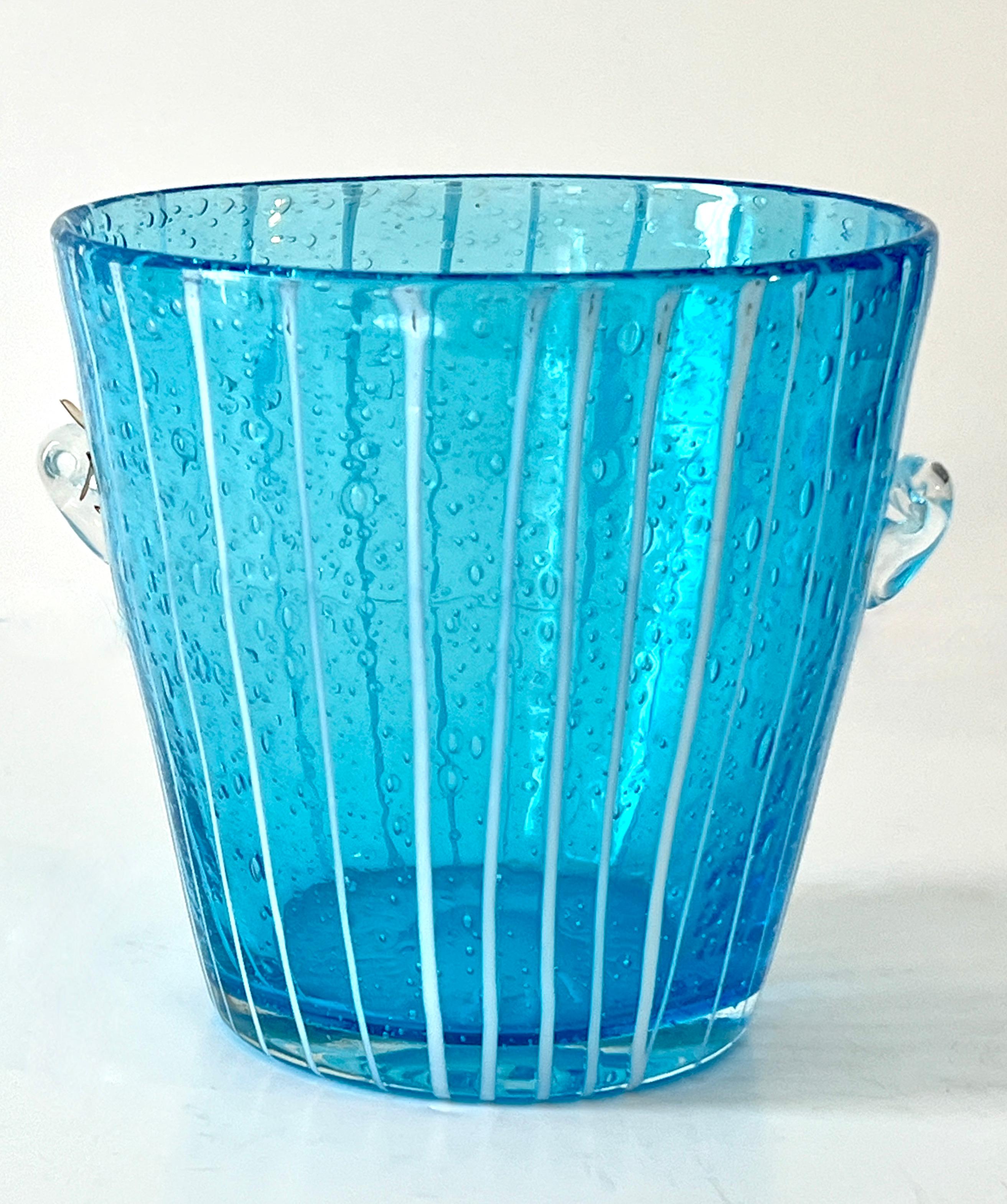Mid-Century Modern Seau à glace en verre de Murano bleu avec poignées soufflées à la main en vente