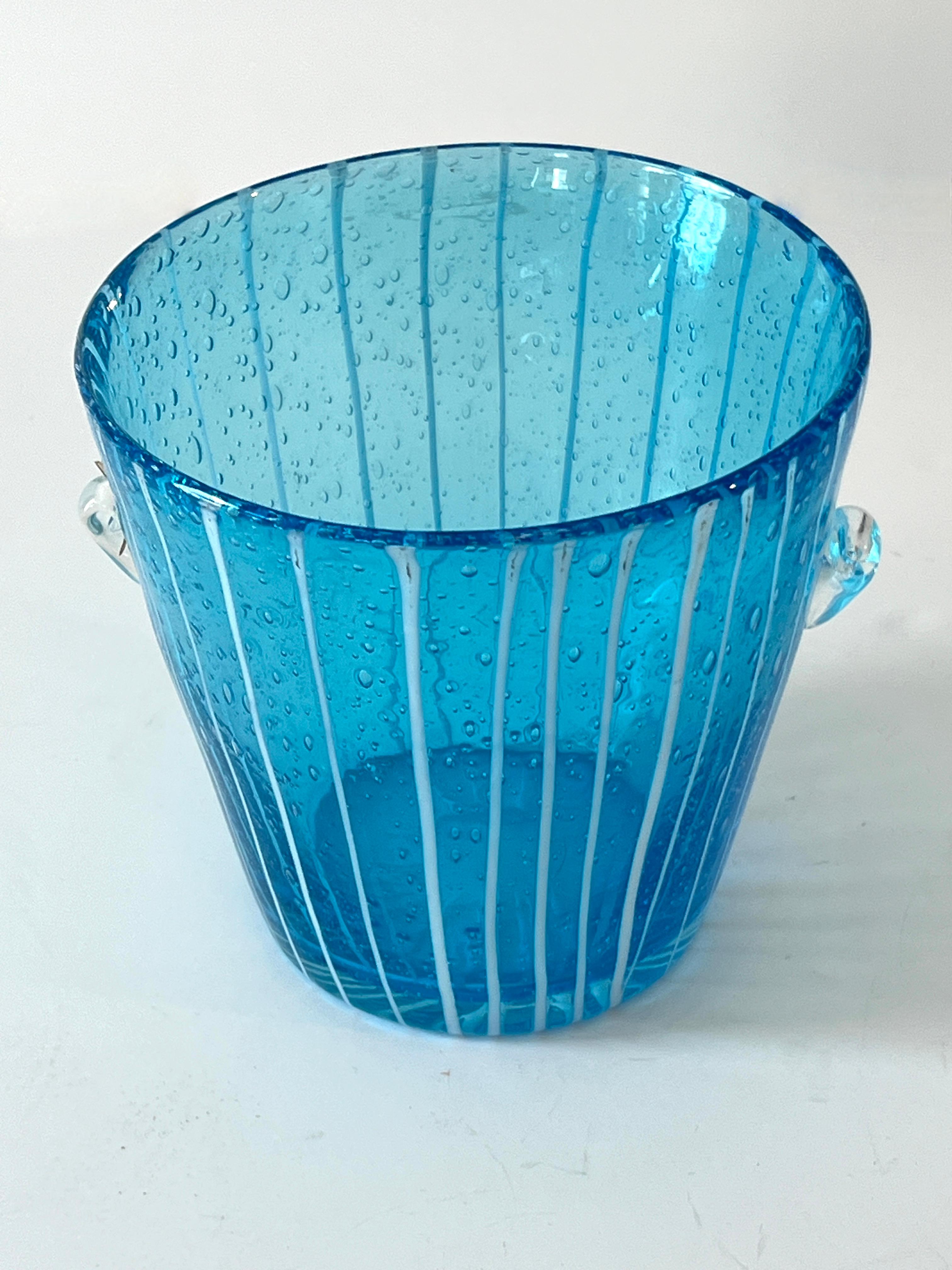 italien Seau à glace en verre de Murano bleu avec poignées soufflées à la main en vente