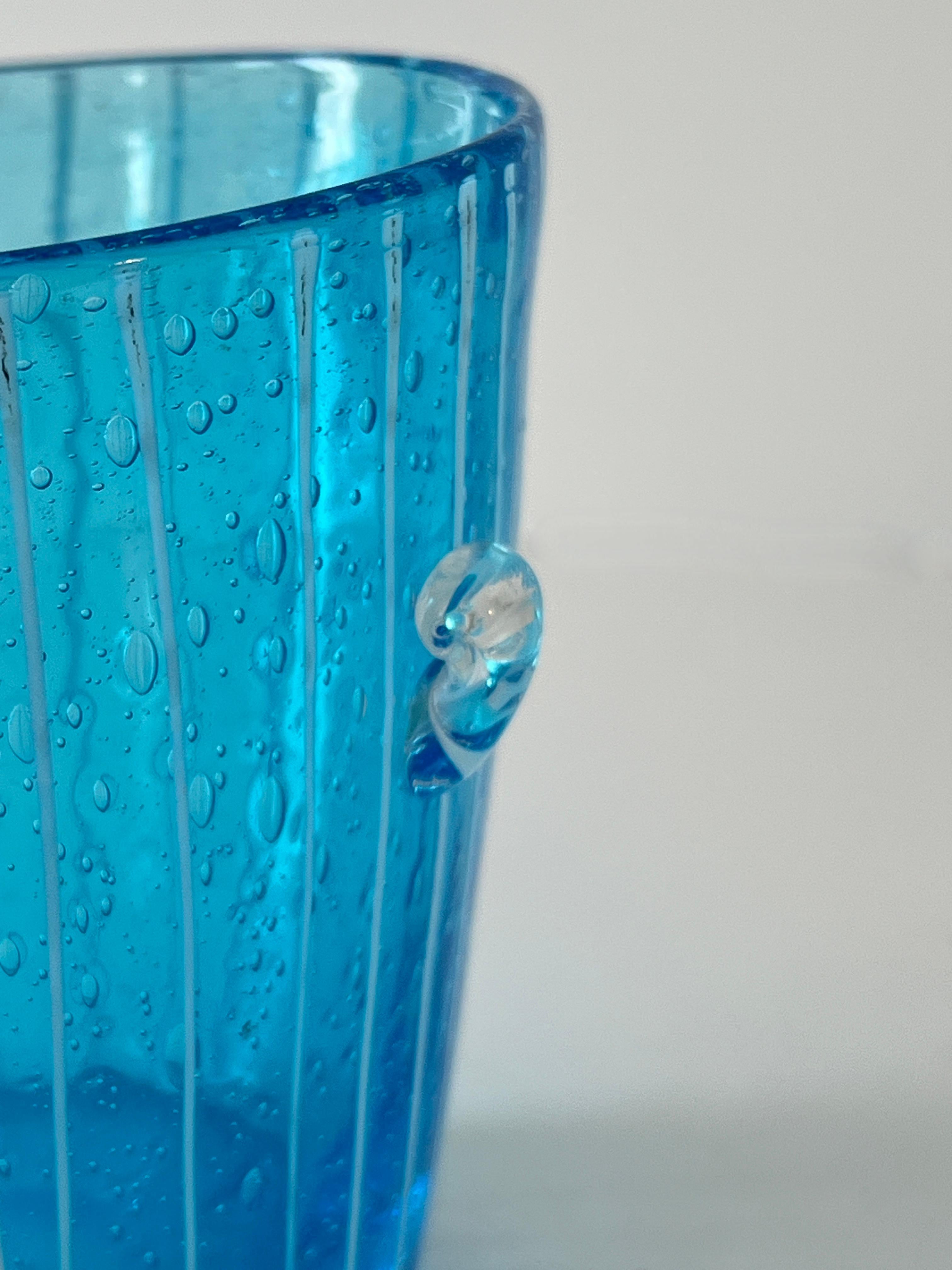 Fait main Seau à glace en verre de Murano bleu avec poignées soufflées à la main en vente