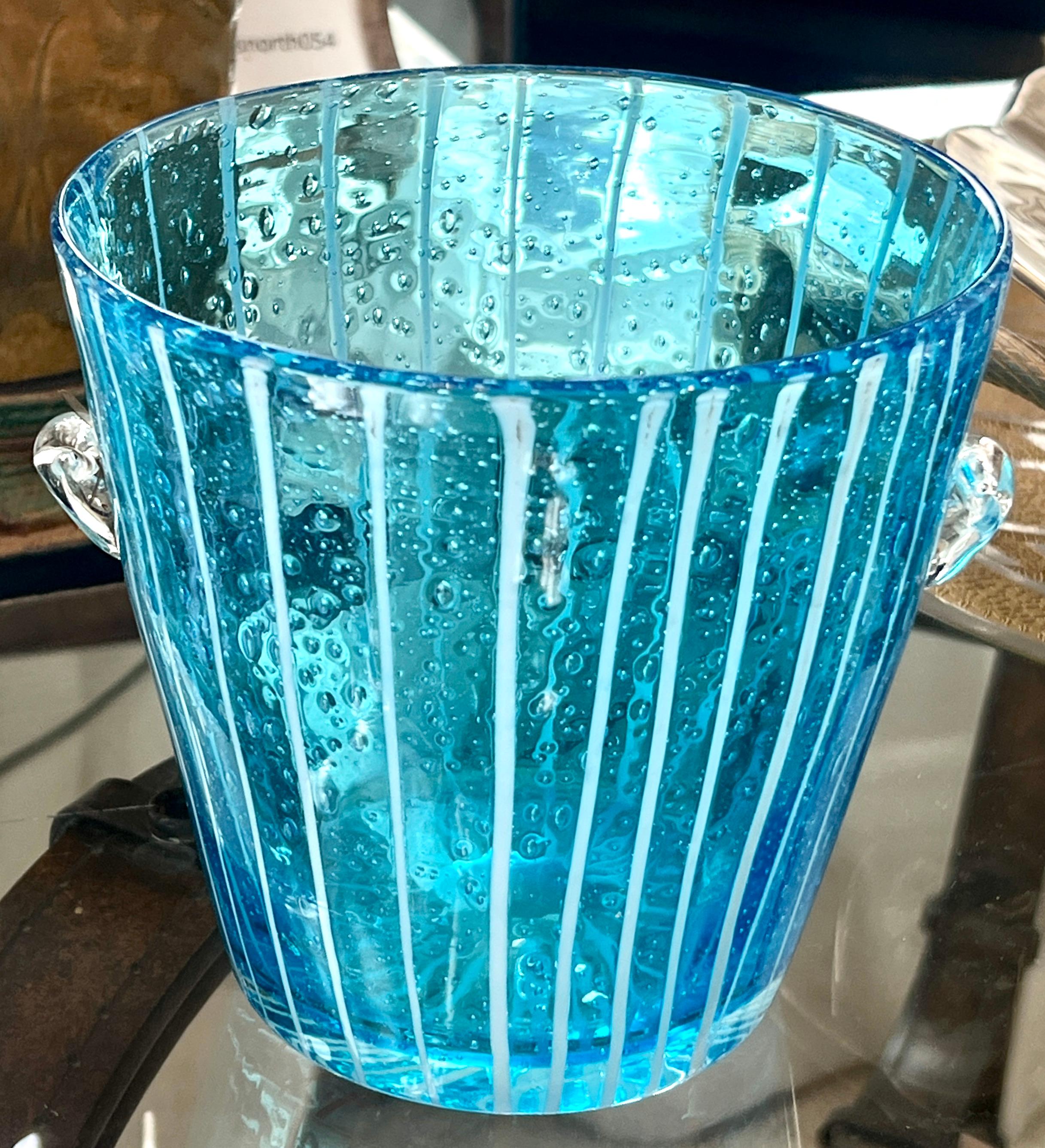 Seau à glace en verre de Murano bleu avec poignées soufflées à la main Bon état - En vente à Los Angeles, CA