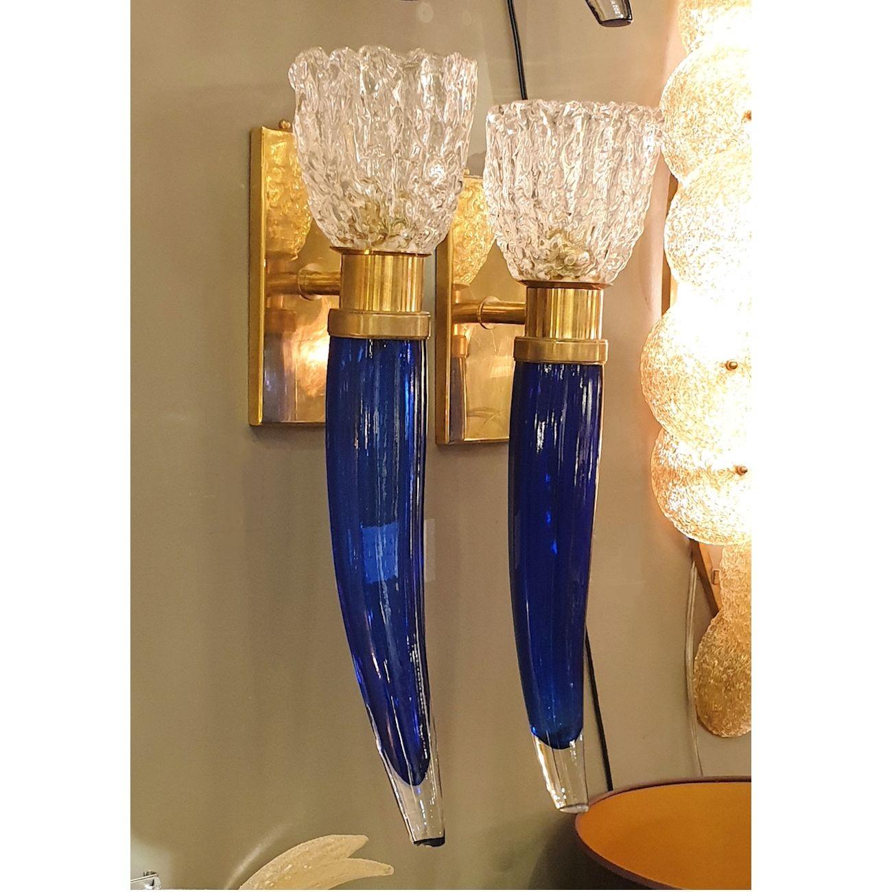 Pareja de grandes apliques de cristal de Murano modernos de mediados de siglo, atribuidos a Seguso, hacia la década de 1970.
Los apliques vintage están hechos con monturas de latón y elementos de cristal de Murano hechos a mano: un jarrón superior