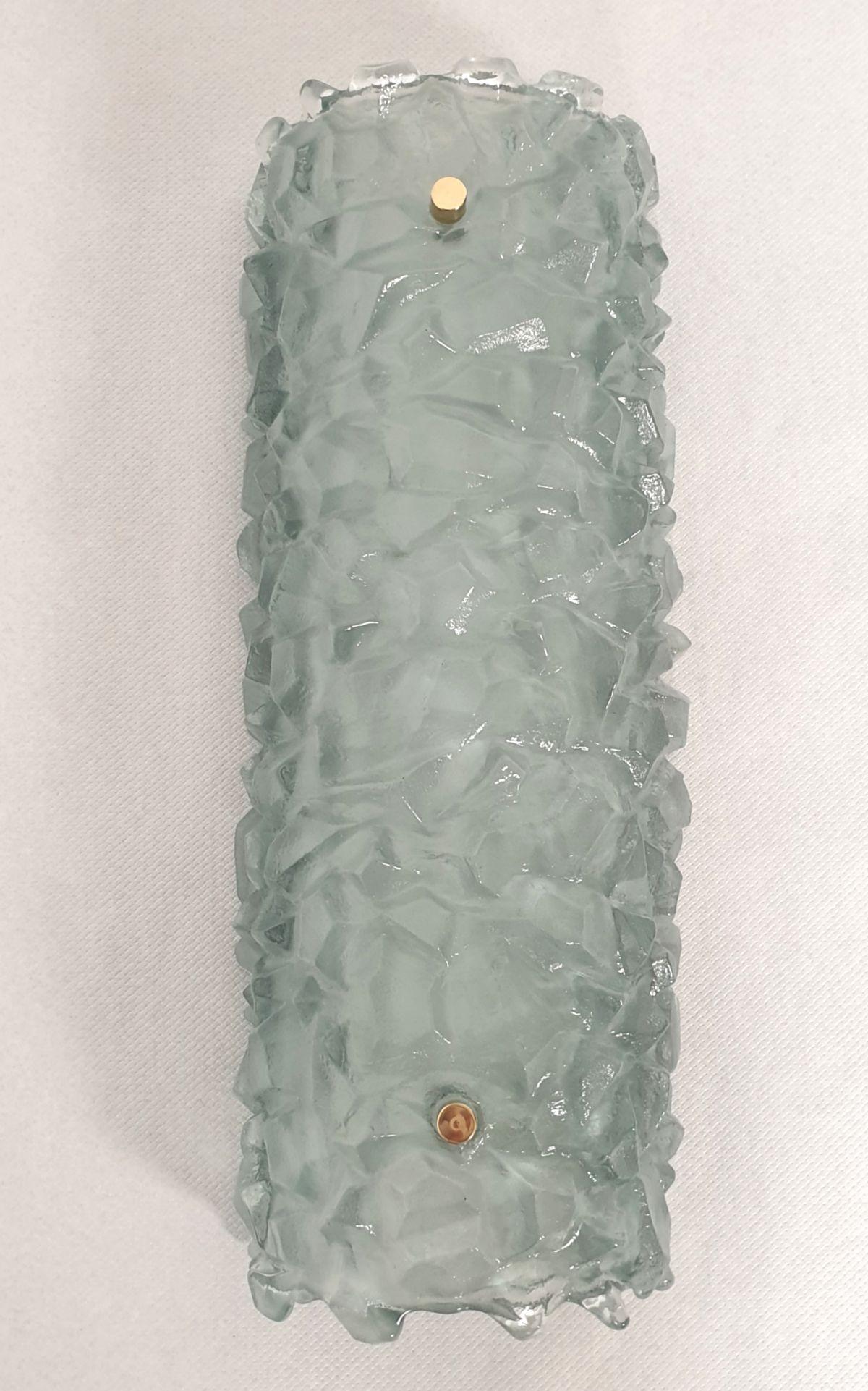 Pareja de apliques de cristal de Murano de mediados del siglo XX, estilo Mazzega, Italia, años 80.
El par de apliques largos está hecho de una gruesa pieza de cristal de Murano azul aguamarina, de superficie irregular.
El cristal de Murano es