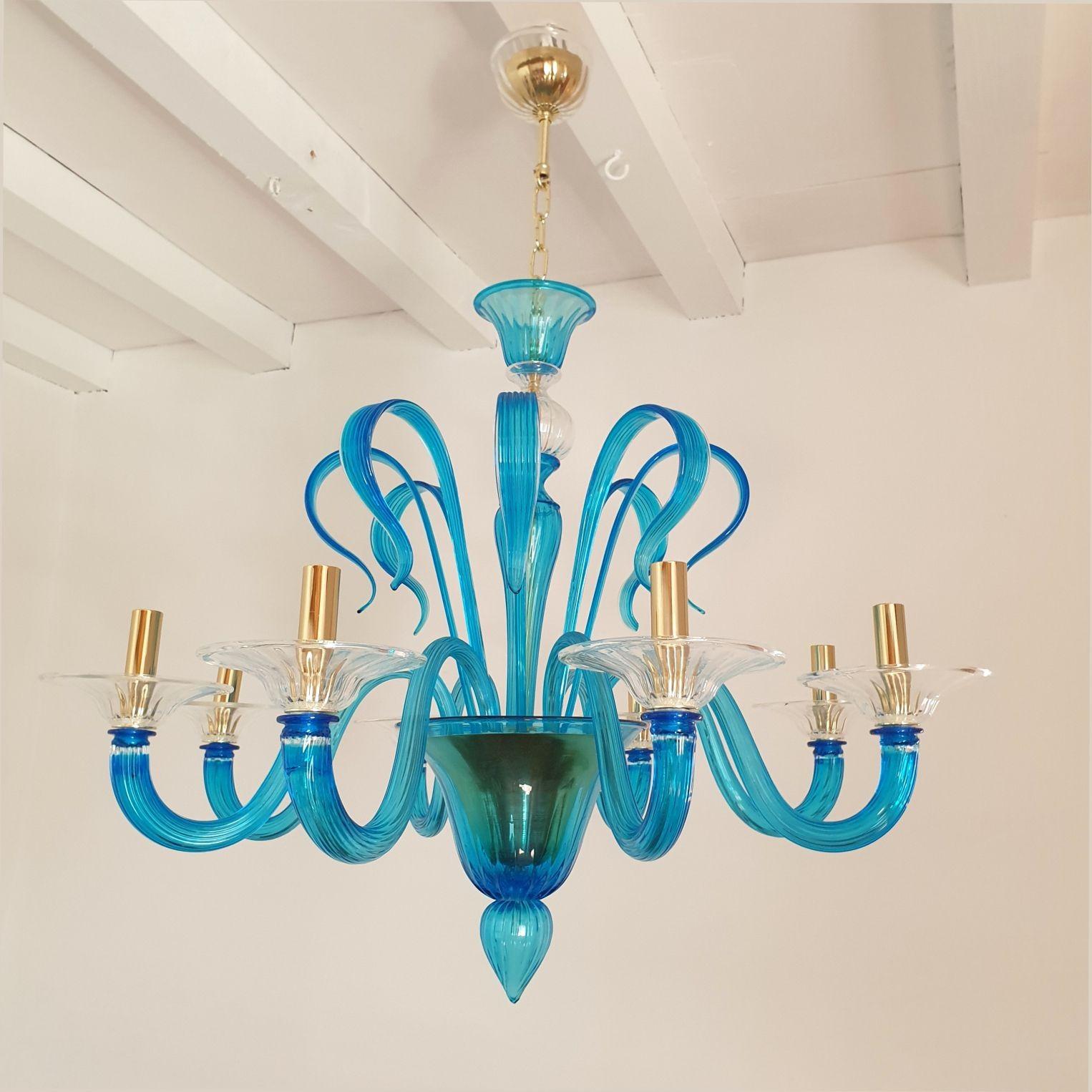 Lampadario in vetro di Murano di grandi dimensioni, attribuito a Venini, Italia, anni '80.
Il lampadario grande ha 8 luci/bracci e supporti in ottone e placcati oro.
Il colore blu mediterraneo lo rende un apparecchio d'illuminazione decorativo e