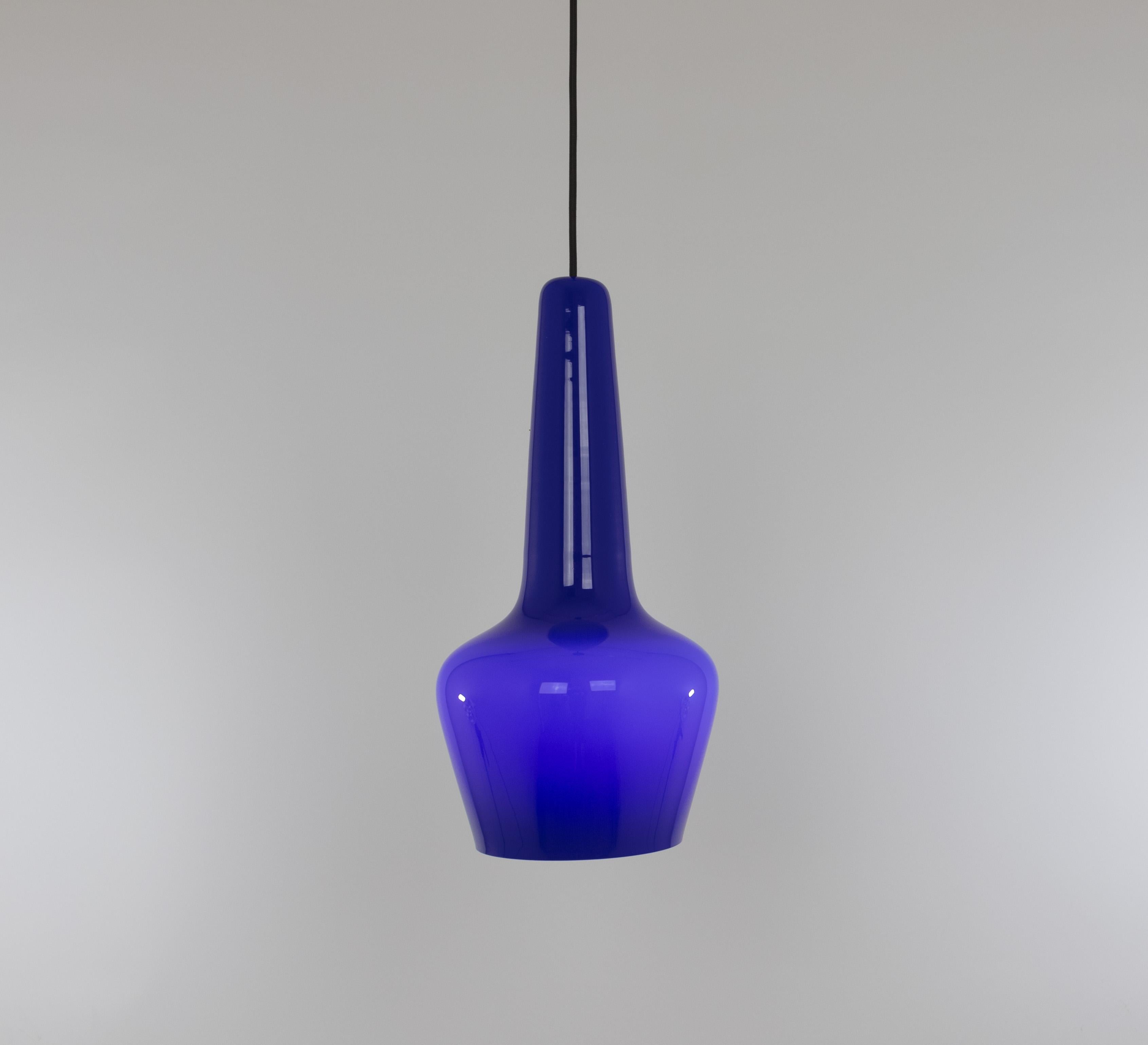 Lámpara colgante de cristal azul en buen estado vintage, probablemente de los años 60 o 70. 

El diseño y el cristal recuerdan a las lámparas fabricadas por el vidriero de Murano Vistosi.

