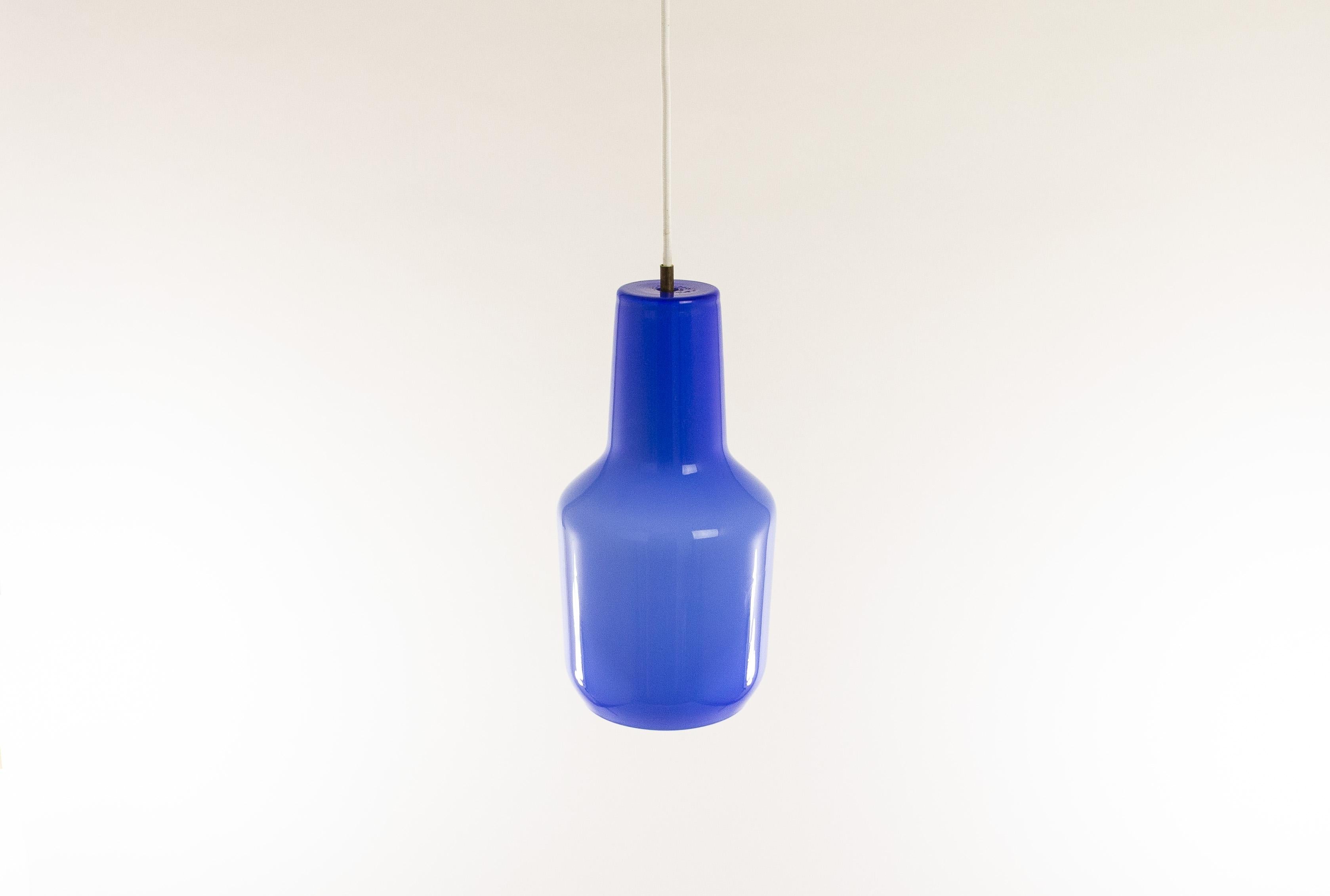 Hand blown blue glass pendant designed by Massimo Vignelli at the start of his impressive career in design and produced by Murano glass specialist Venini.

This model was made in three sizes: 25 cm, 30 cm and 39 cm high. This one is the middle