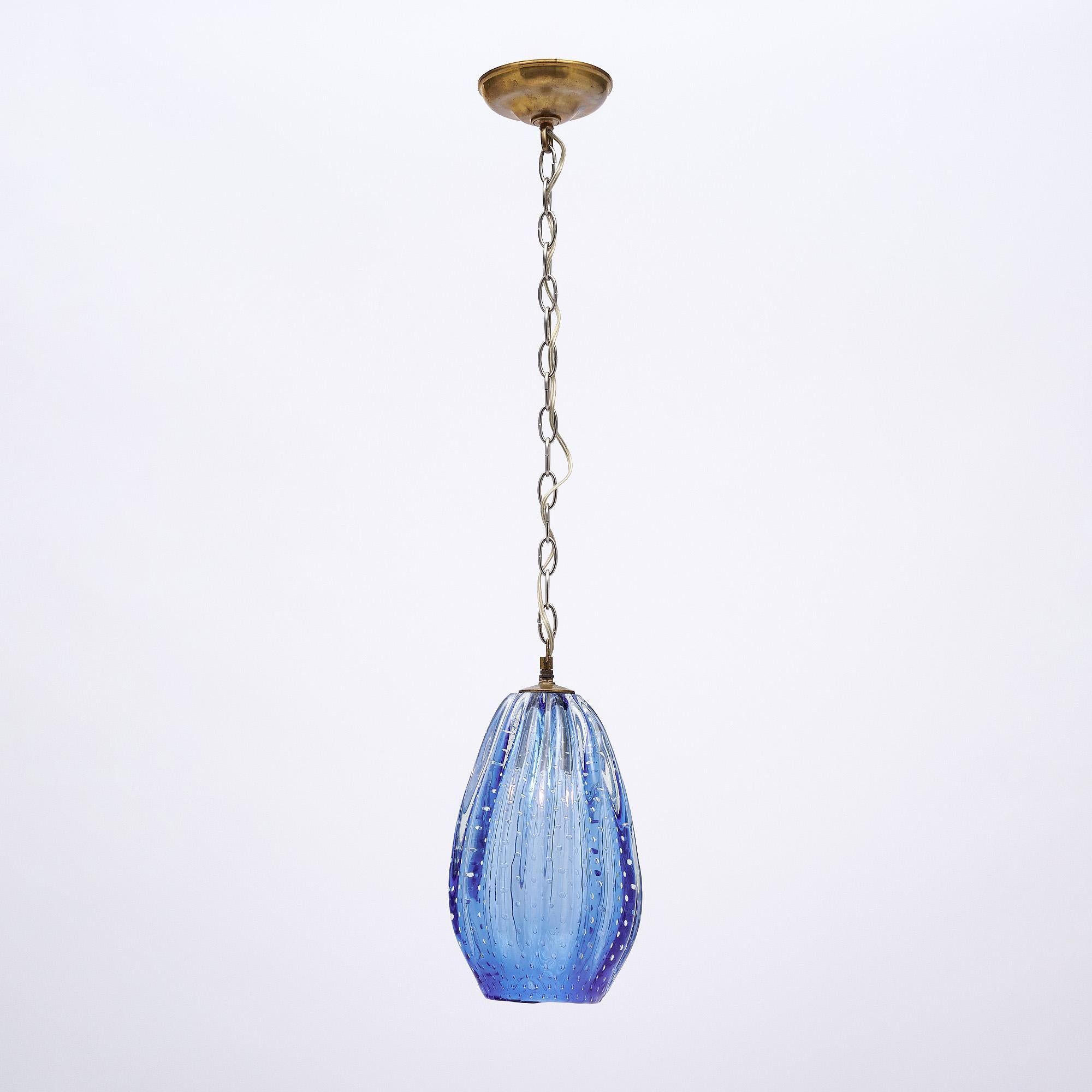 Ciondolo in vetro blu dell'Isola di Murano soffiato con la tecnica del Pulegoso. (Puleghe significa bolle). Questo ciondolo è stato cablato di recente per adattarsi agli standard statunitensi ed è in ottime condizioni d'epoca. Le foto ritraggono