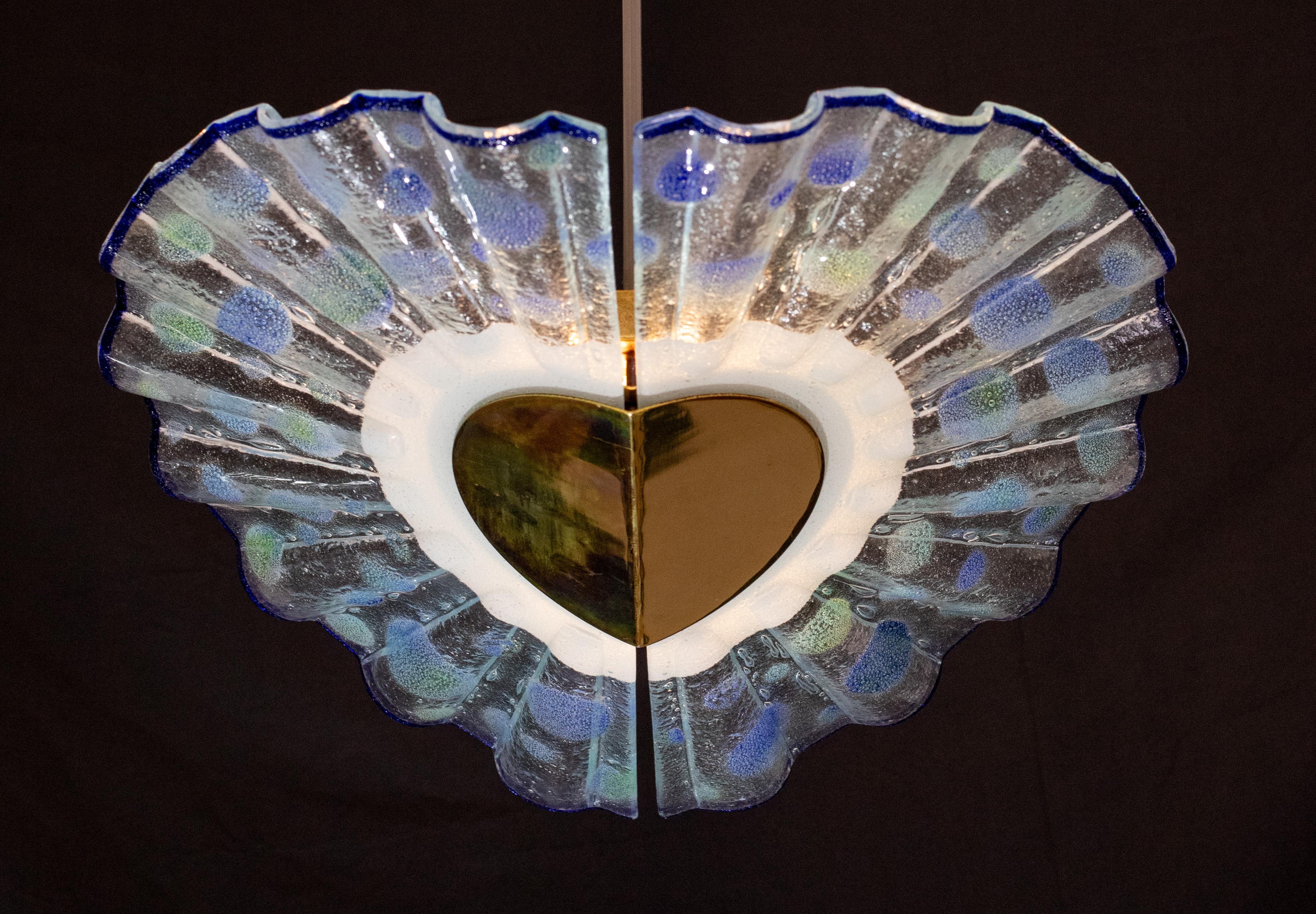 Wunderschöner Kronleuchter aus Murano-Glas, der aus zwei fächerförmig angeordneten Glasscheiben besteht.

Höhe: 90 Zentimeter
Durchmesser: 58 Zentimeter

Einige Spuren der Zeit auf dem Rahmen, guter Vintage-Zustand