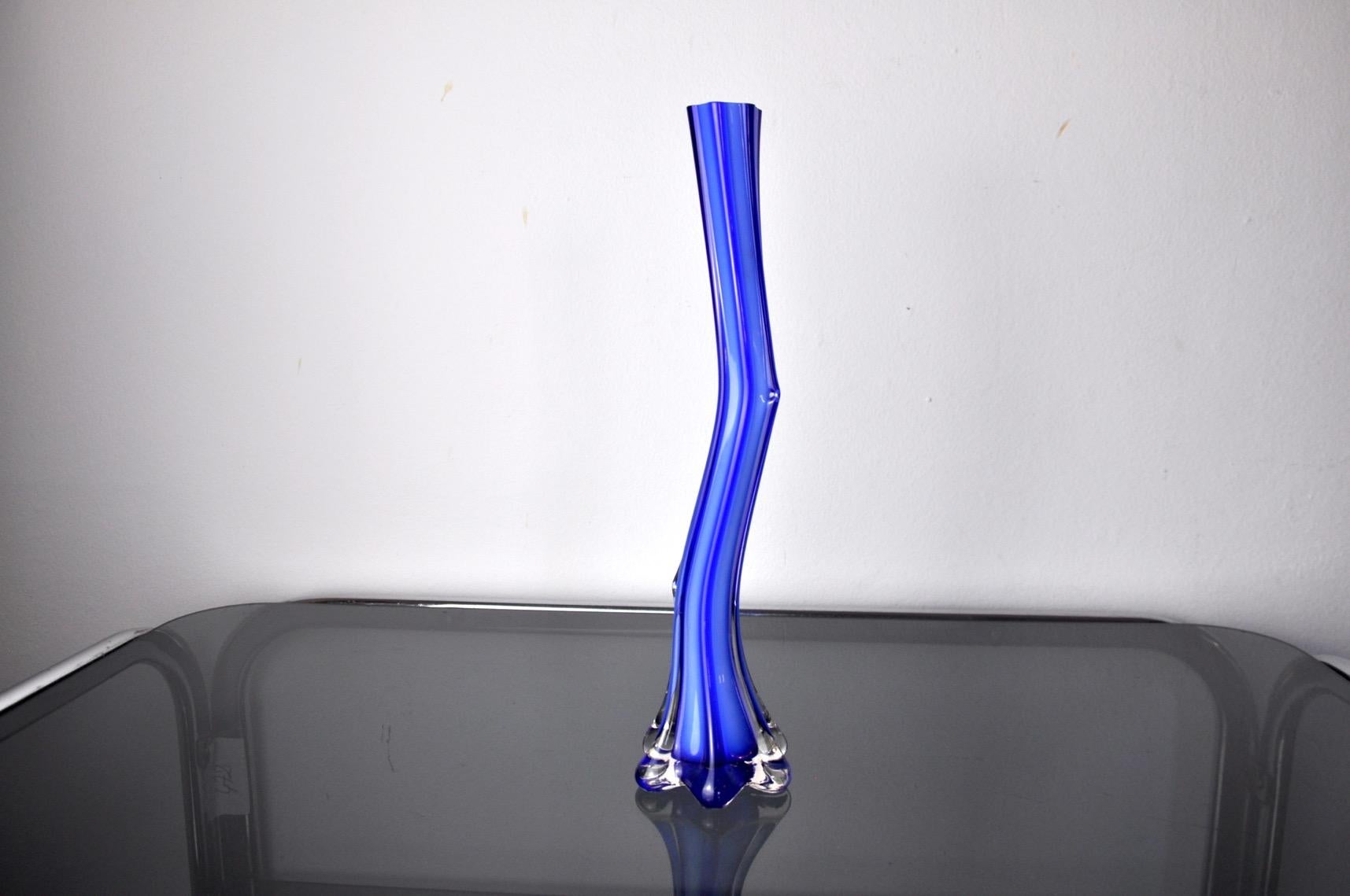 Very beautiful vase called soliflore in blue Murano glass, designed and produced by hand in Italy in the 1960s. Object of decoration and collection. Beautiful design object that will decorate your interior wonderfully. Perfect state of conservation.