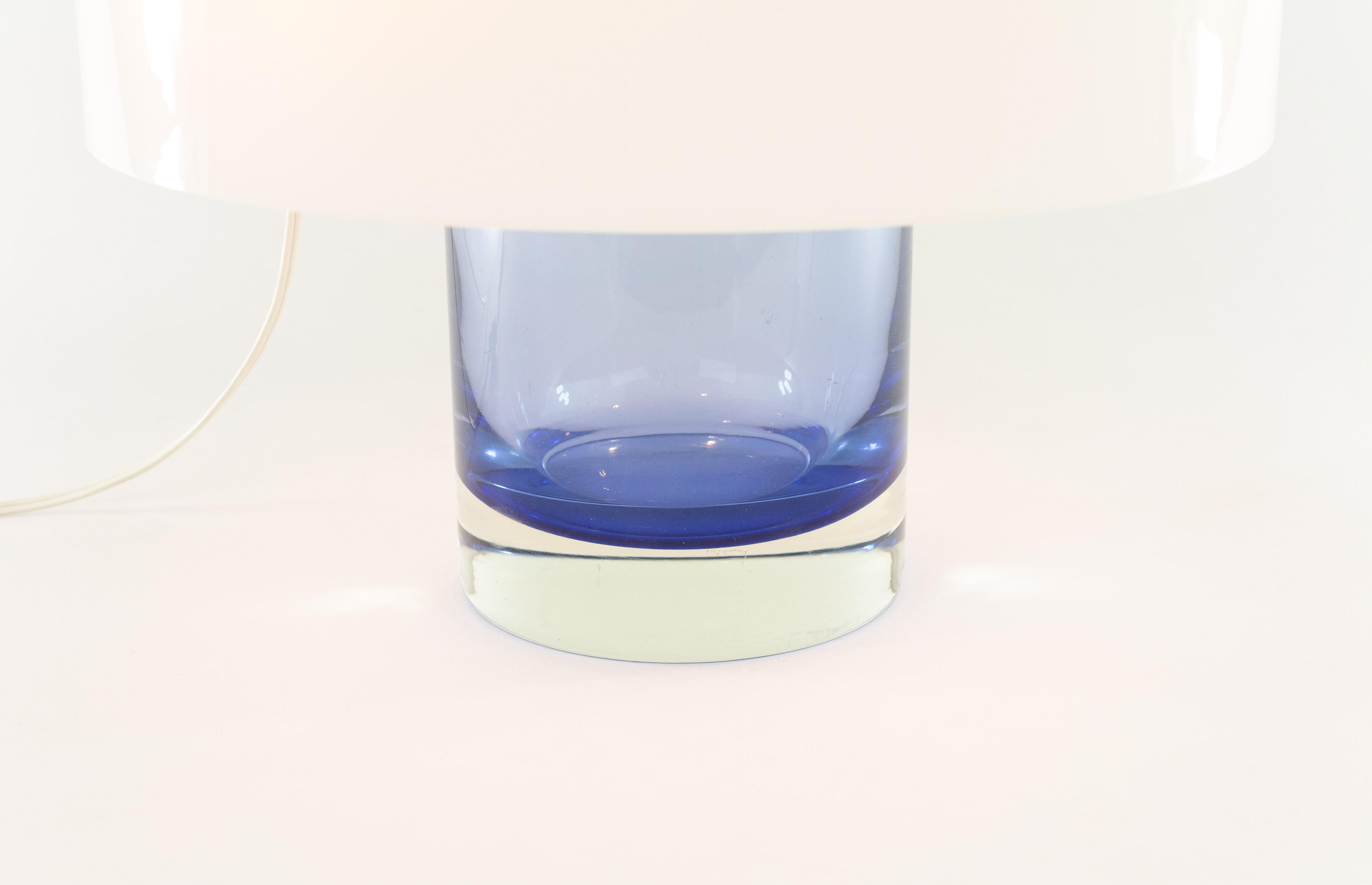 Blue and white Glass Table Lamp LT 226 by Carlo Nason for A.V. Mazzega, 1960s In Excellent Condition In Rotterdam, NL