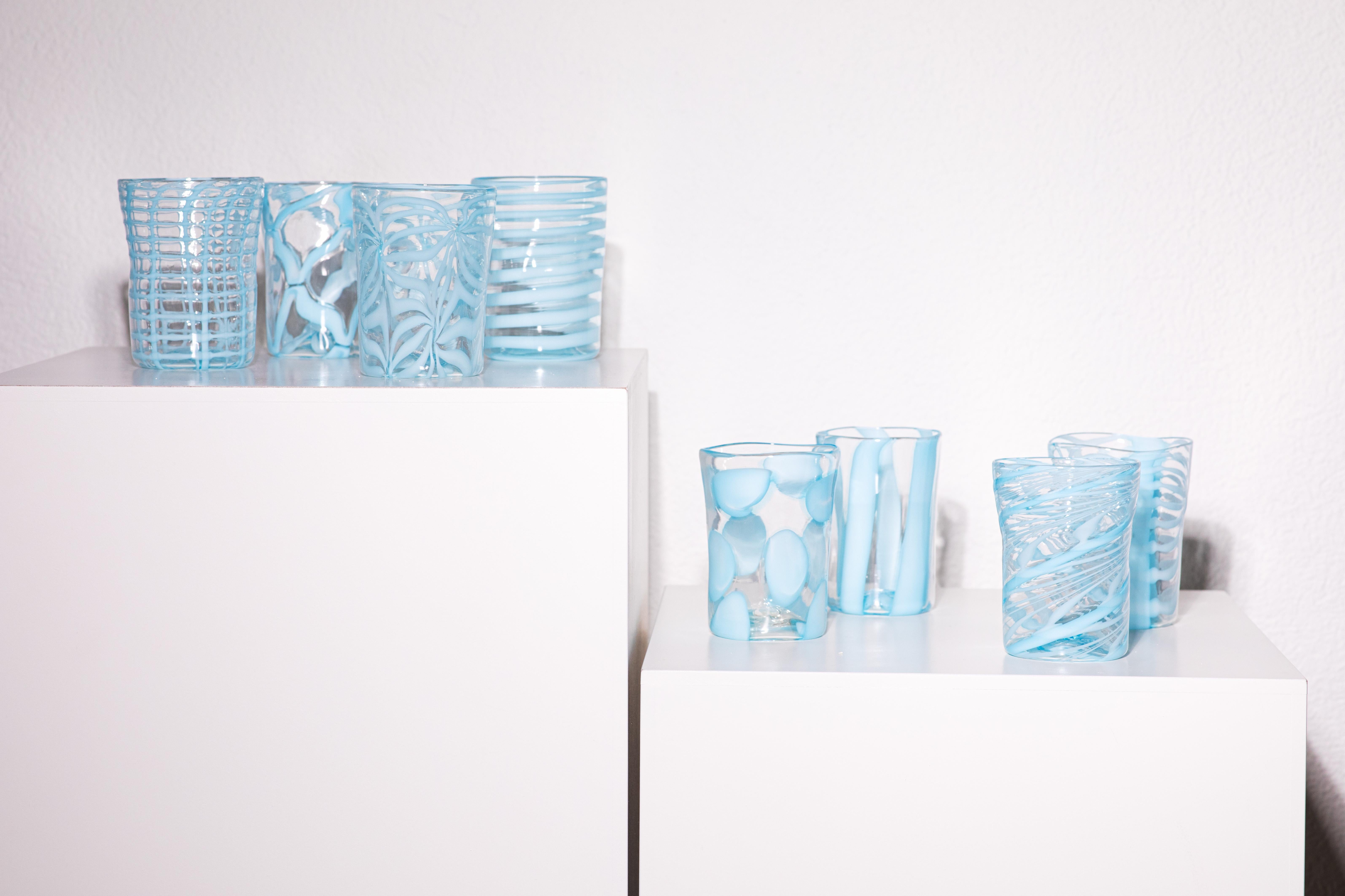 Dieses exquisite Set aus acht Murano-Gläsern zeigt die außergewöhnliche Handwerkskunst der traditionellen italienischen Glasherstellung. Jedes Stück ist mundgeblasen und weist unverwechselbare, wirbelnde, geometrische und organische Muster in einem