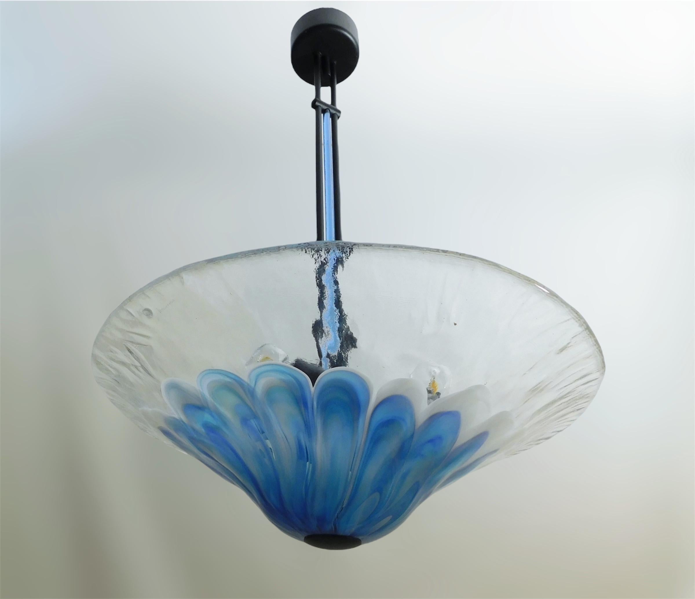 Pendente italiano vintage con paralume in vetro di Murano soffiato a mano nei colori blu chiaro e bianco latte, montato su una struttura in metallo nero / Made in Italy da La Murrina, circa 1960
Marchio originale sul vetro e sulla cornice
Misure: