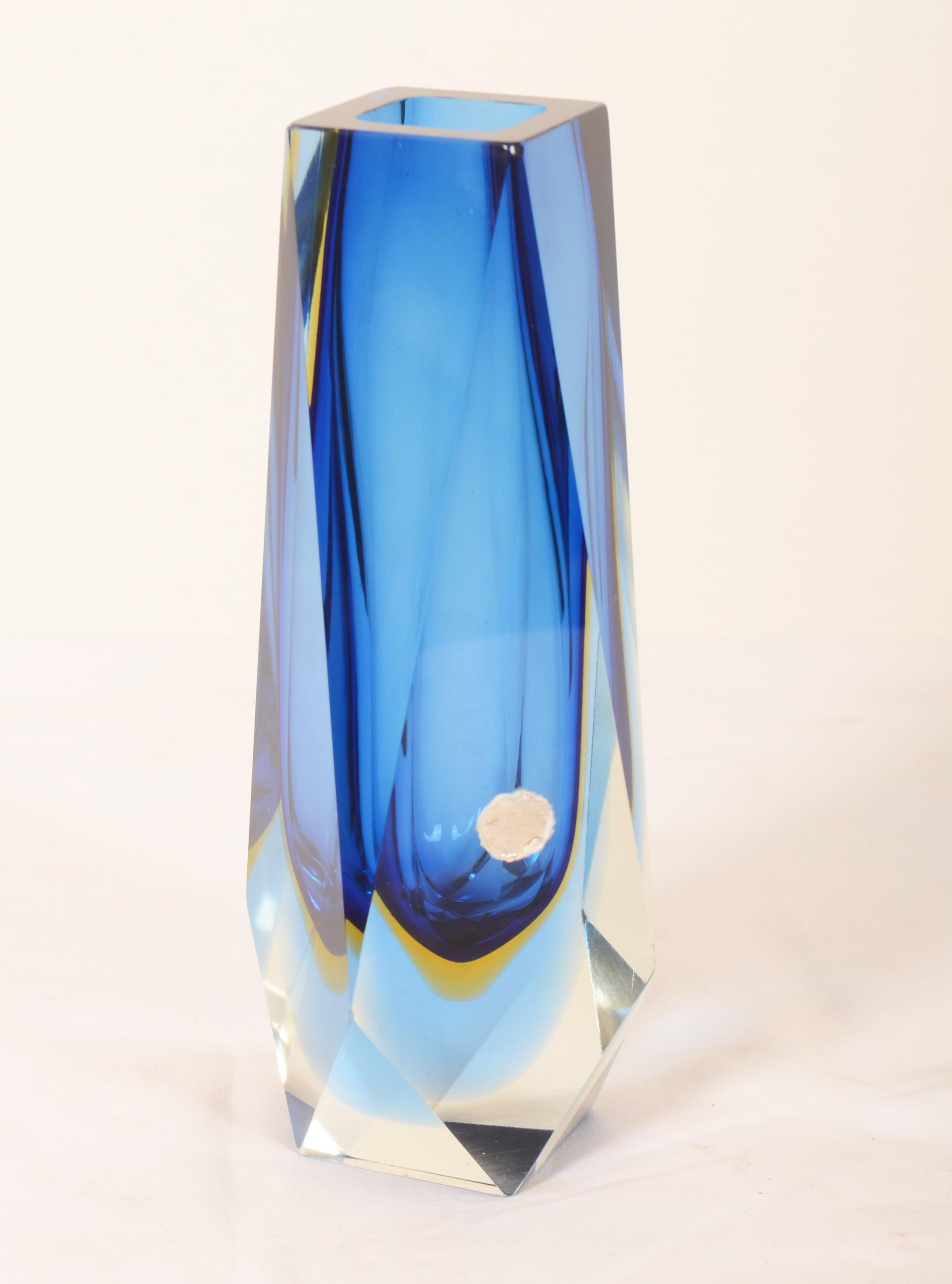 Vase bleu de Murano soufflé à la main dans les années 1960.