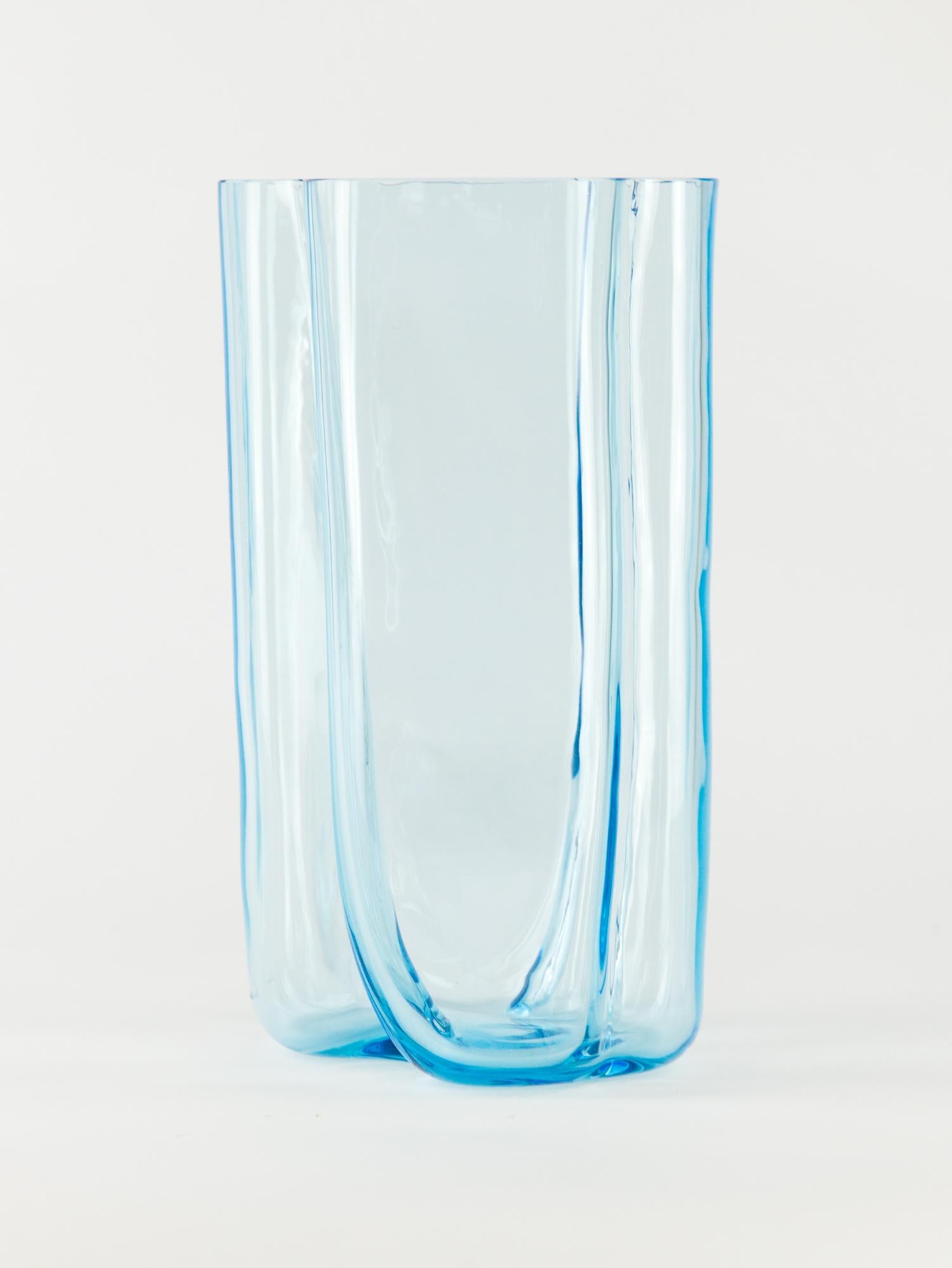 Grand vase vintage de Murano par Cenedese & Albarelli. La forme sculpturale volumineuse s'exprime à travers le verre bleu cristallin de Murano. La base arrondie et douce est équilibrée par la forme géométrique angulaire au sommet du vase. Fabriqué
