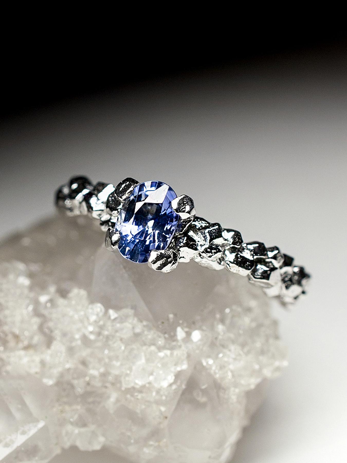 Artigiano Anello di fidanzamento in argento con zaffiro blu naturale, regalo di compleanno per il partner in vendita