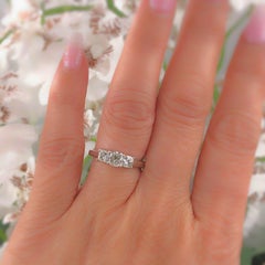 Blauer Nile 3-Stein Platin Diamant-Verlobungsring mit Kissenschliff 1,96 Karat