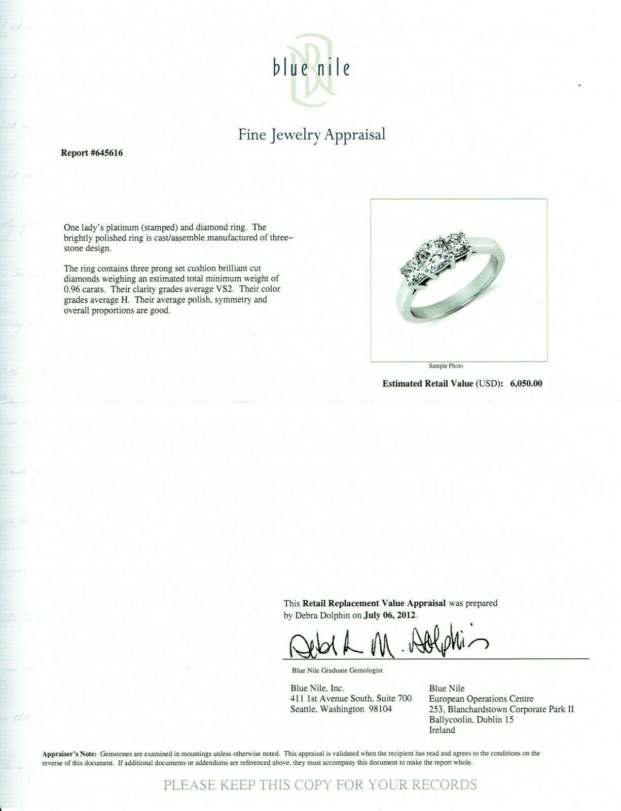 Blauer Nile 3-Stein Platin Diamant-Verlobungsring mit Kissenschliff 1,96 Karat im Zustand „Neu“ im Angebot in San Diego, CA