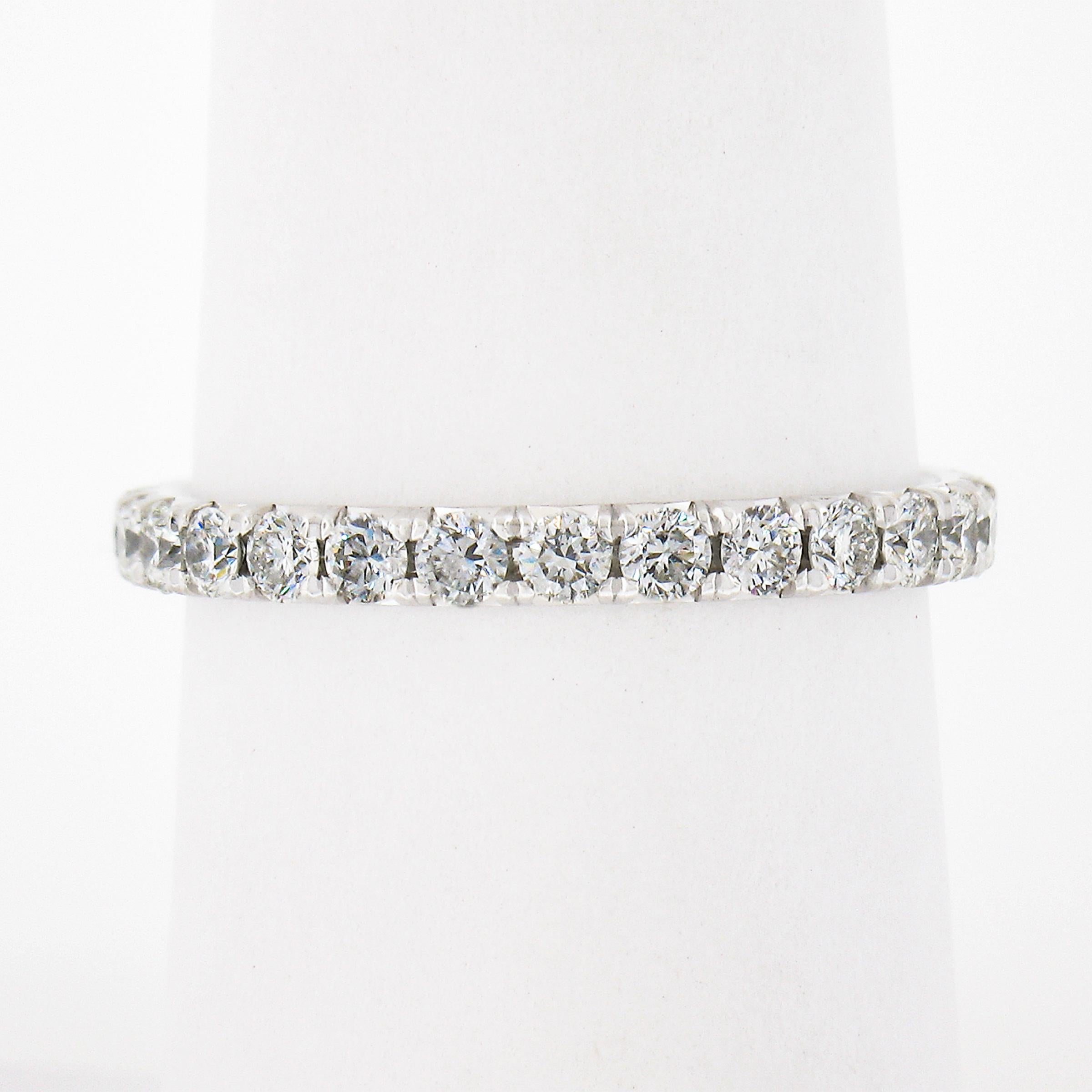 Cette bague d'éternité Blue Nile a été fabriquée en platine massif .950 et comporte 27 diamants ronds de taille brillante soigneusement sertis en pavé français sur tout le pourtour de la bague. Cette bague d'éternité de bonne facture a un aspect fin