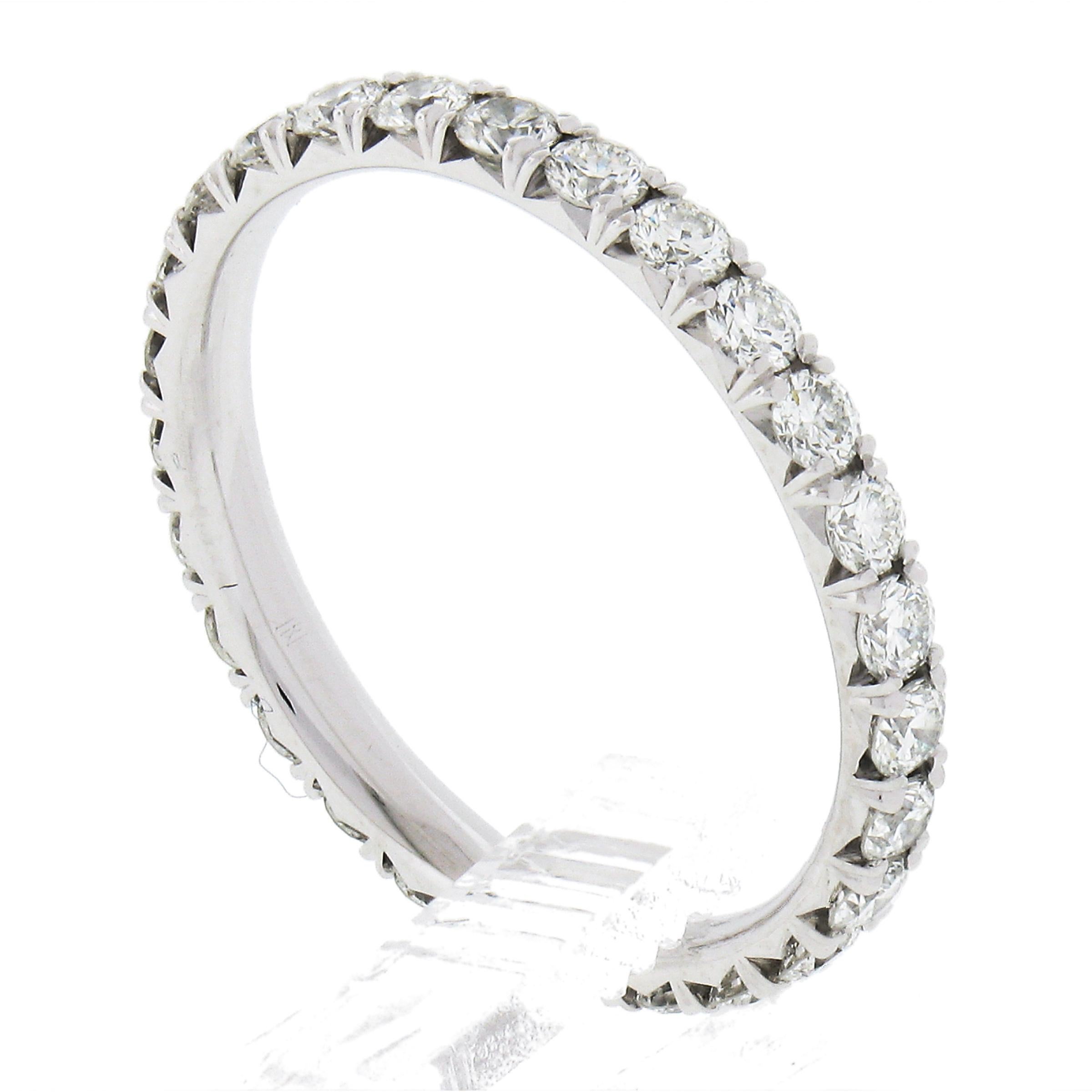 Blue NIle - Anneau de mariage éternel en platine .950 1.08ctw Pave Diamond Stack en vente 3