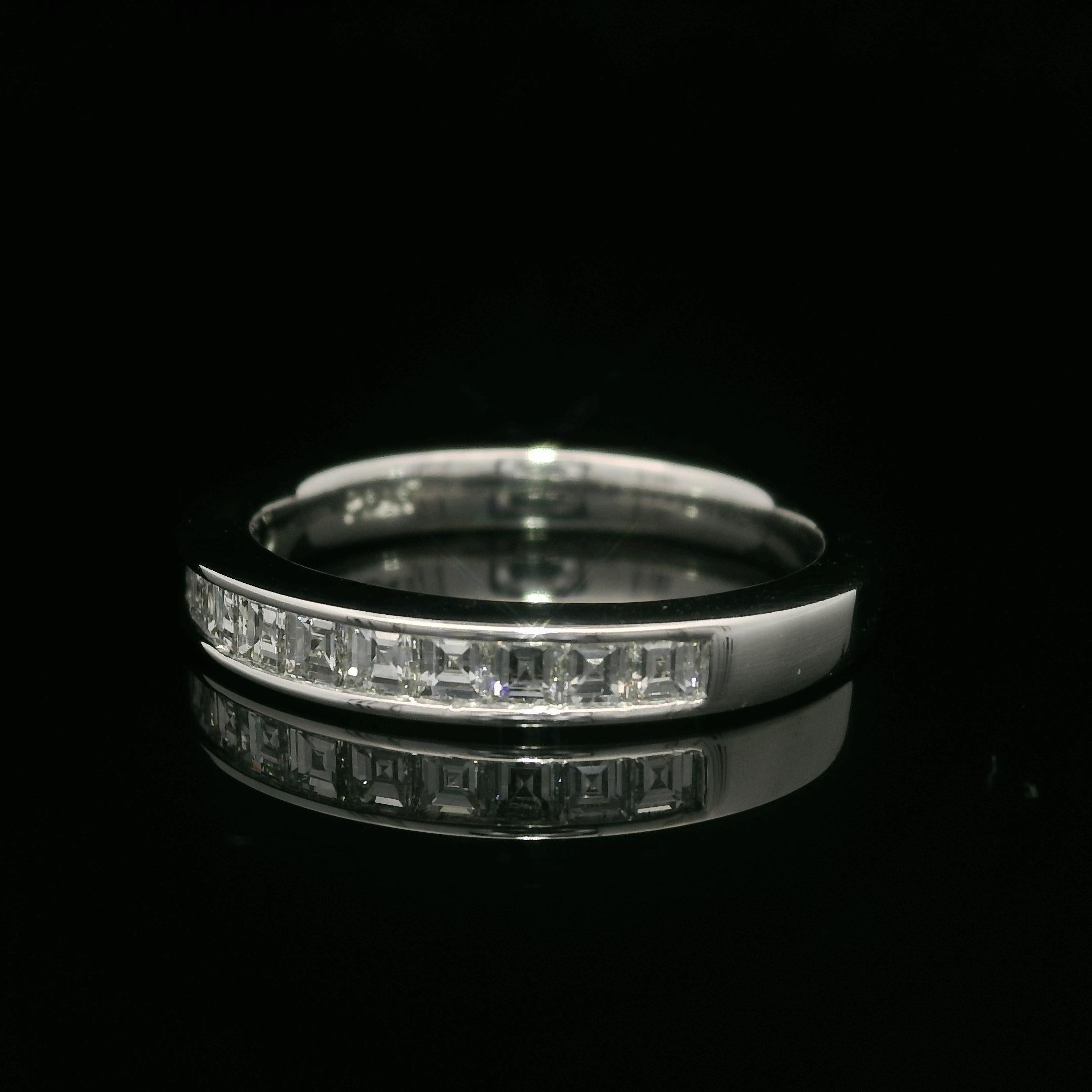 --Piedra(s):--
(12) Diamantes Genuinos Naturales - Talla Cuadrada Paso Carre- Engastados - Color F/G - Claridad VVS2/VS1
Peso total en quilates: 0,60 (aprox.)

Material: Platino macizo .900
Peso: 4,80 gramos
Tamaño del anillo: 5.5 (Ajustado en un