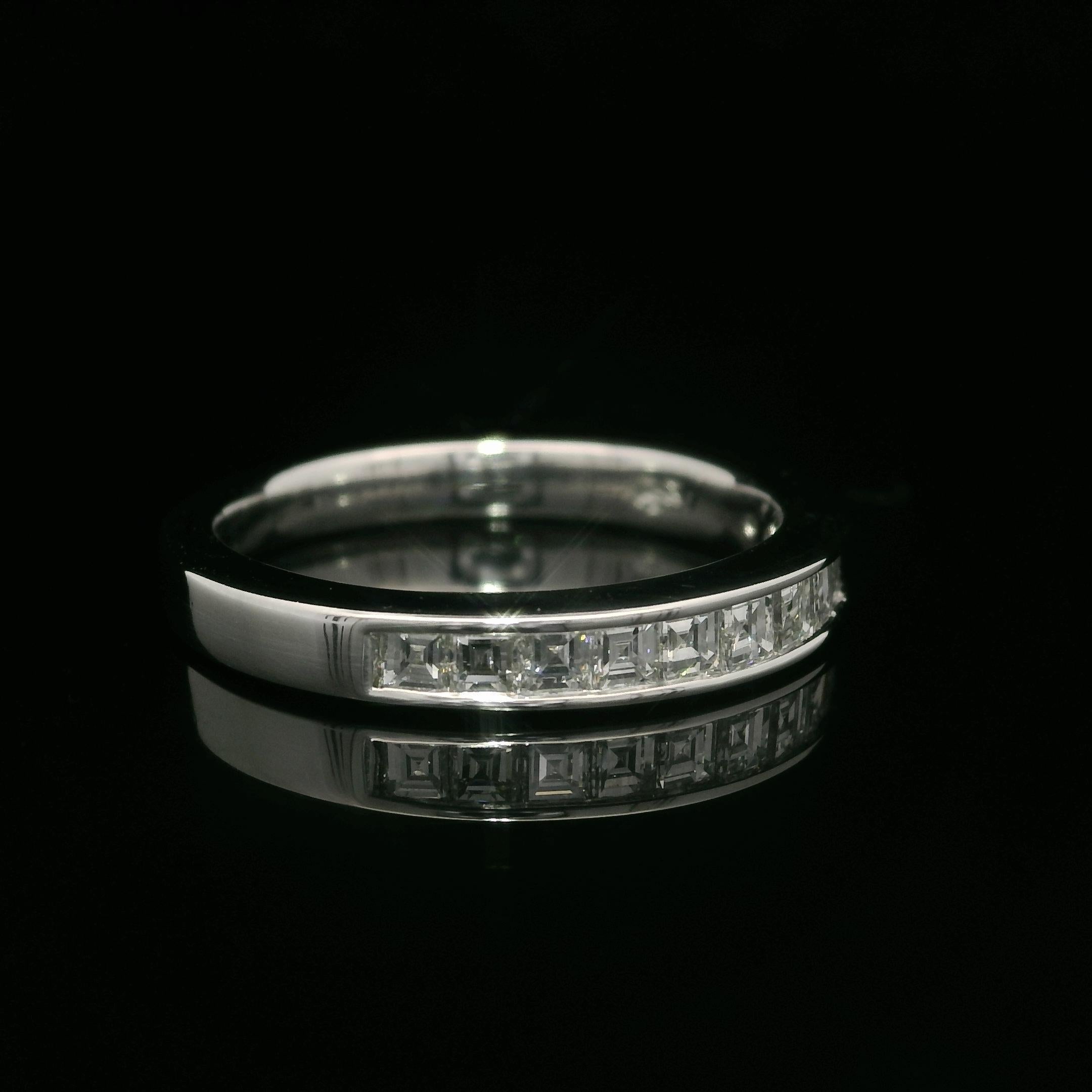 Blauer Nile Platin 0,60ctw Channel Set Quadratischer Stufen Diamant-Hochzeitsring im Zustand „Hervorragend“ im Angebot in Montclair, NJ