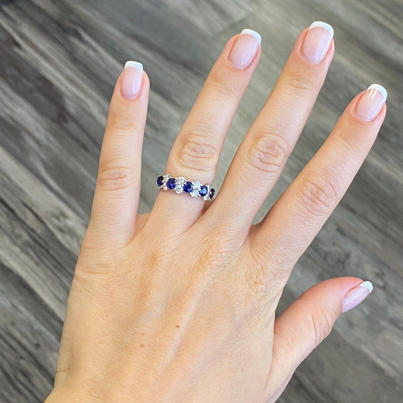 Contemporain Bague Blue Nile en platine, saphir et diamants en vente