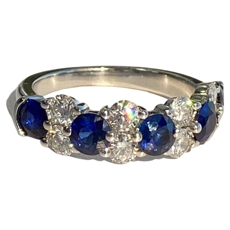 Bague Blue Nile en platine, saphir et diamants en vente