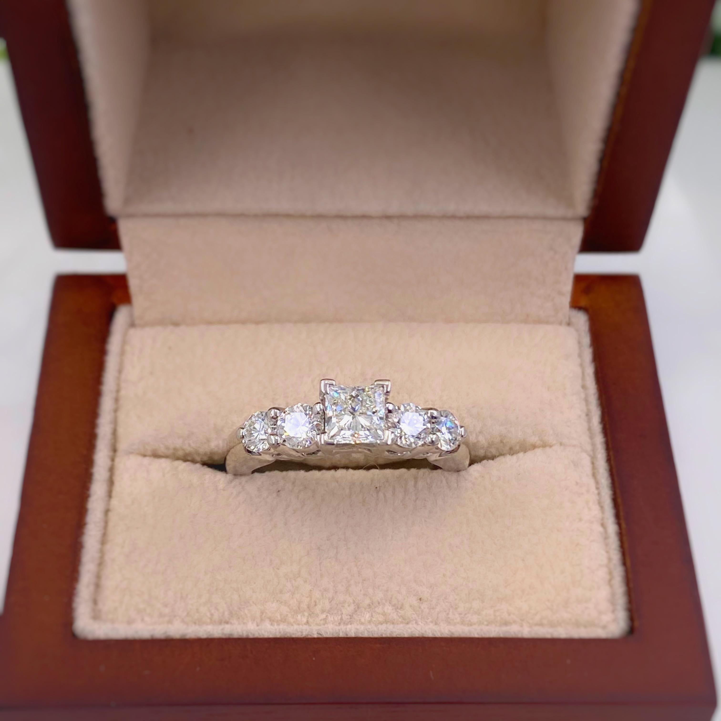 Bague de fiançailles en platine Blue Nile Princess Diamond 1,36 carat G VS1 AGS en vente 7