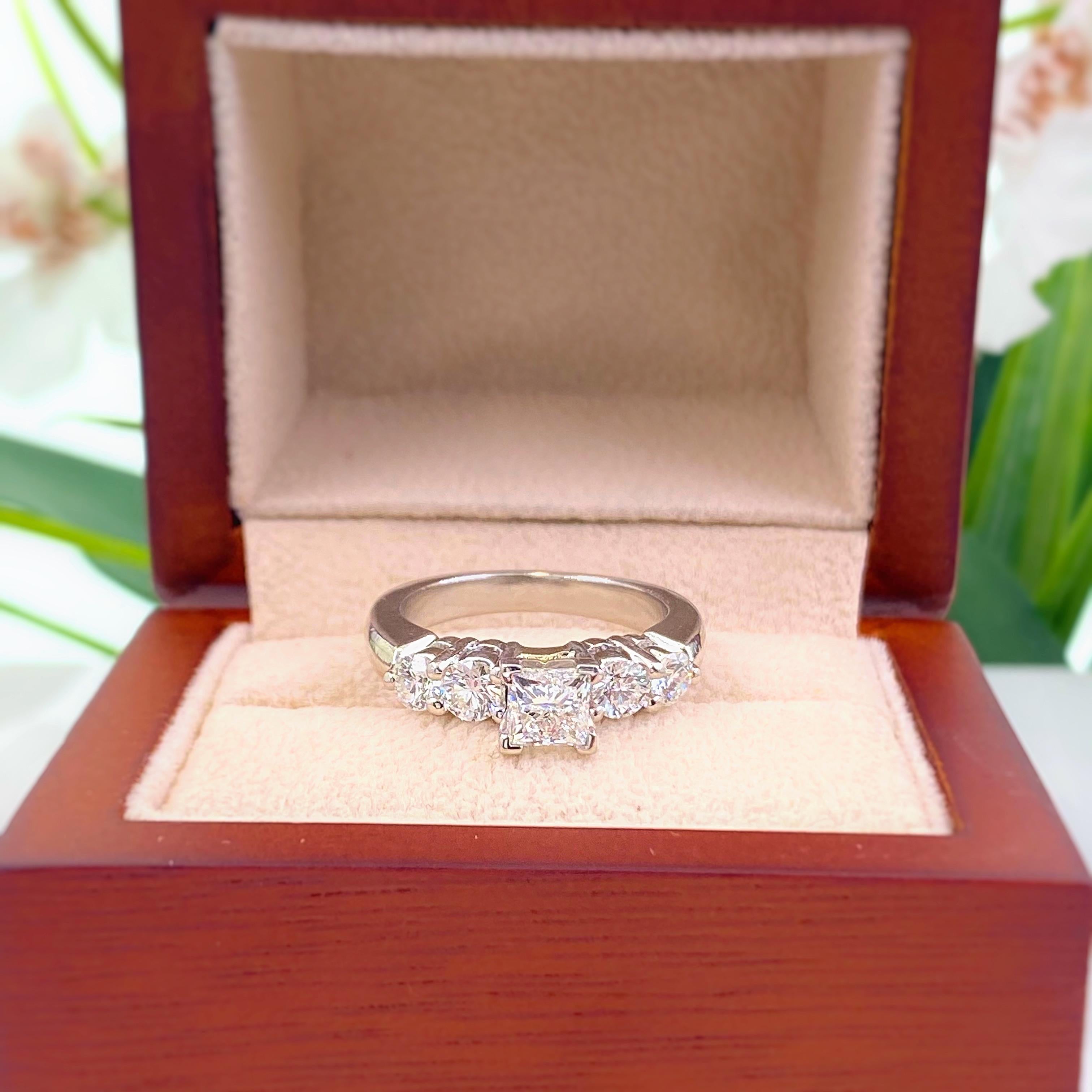 Bague de fiançailles en platine Blue Nile Princess Diamond 1,36 carat G VS1 AGS Unisexe en vente