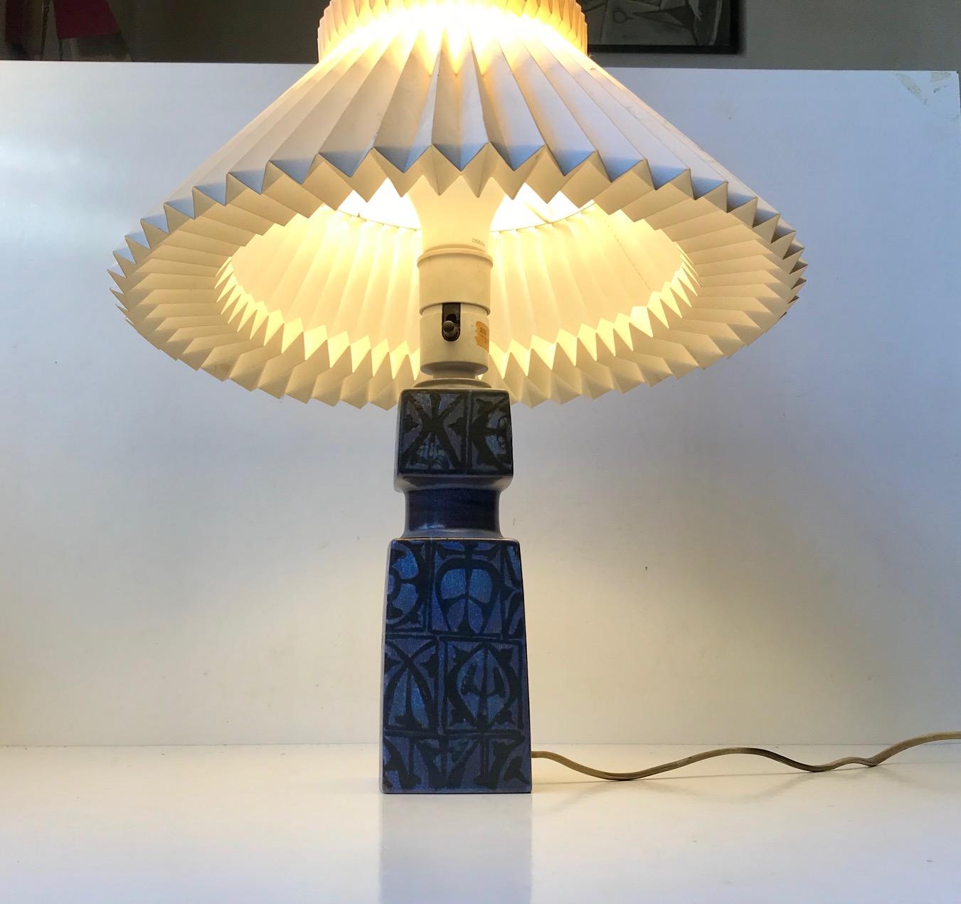 Mid-Century Modern Lampe de bureau en céramique bleue Nils Thorsson pour Royal Copenhagen/Fog & Mørup, 1970 en vente
