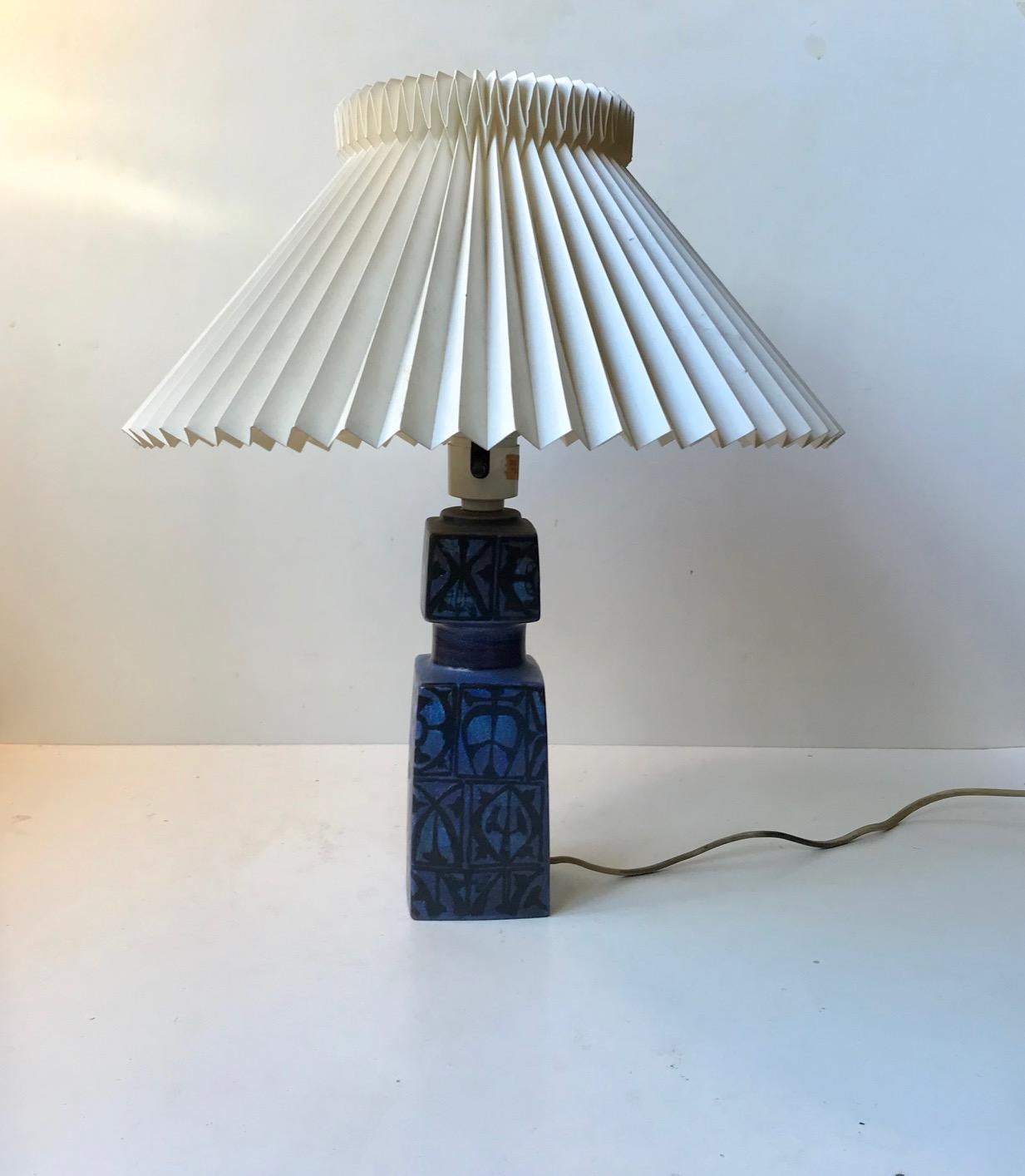 Milieu du XXe siècle Lampe de bureau en céramique bleue Nils Thorsson pour Royal Copenhagen/Fog & Mørup, 1970 en vente