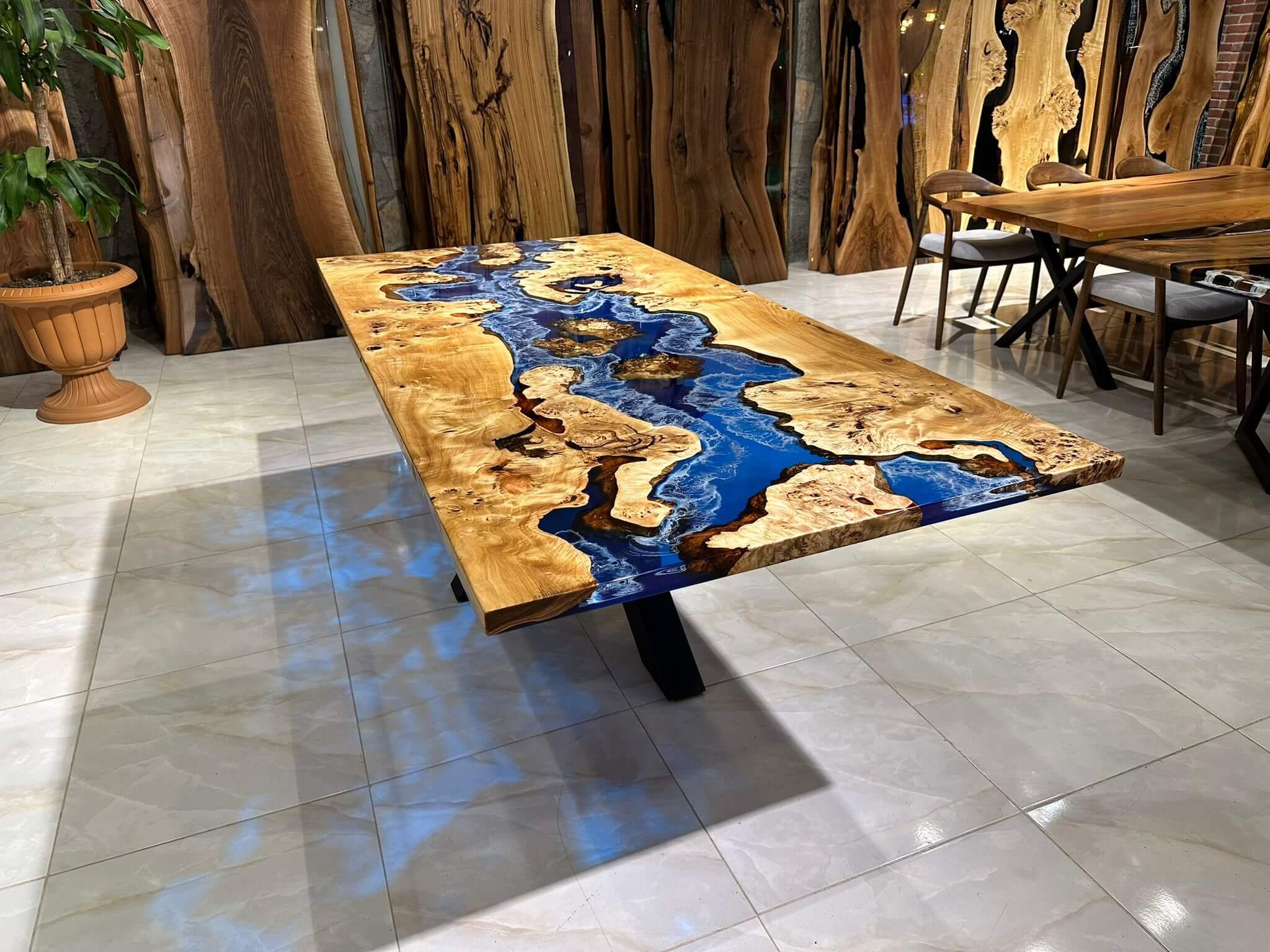 Mappa Burl Blue Ocean Esstisch aus Epoxidharz nach Maß 

Dieser Tisch ist aus Mappa Burl Wood gefertigt. Die Maserung und die Struktur des Holzes beschreiben, wie ein natürliches Mappa-Maserholz aussieht.
Er kann als Esstisch oder als Konferenztisch