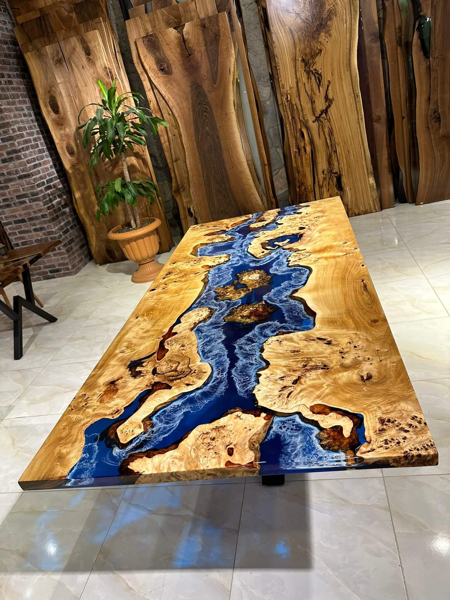Arts and Crafts Table moderne Mappa Burl River en résine époxy bleu océanique en vente