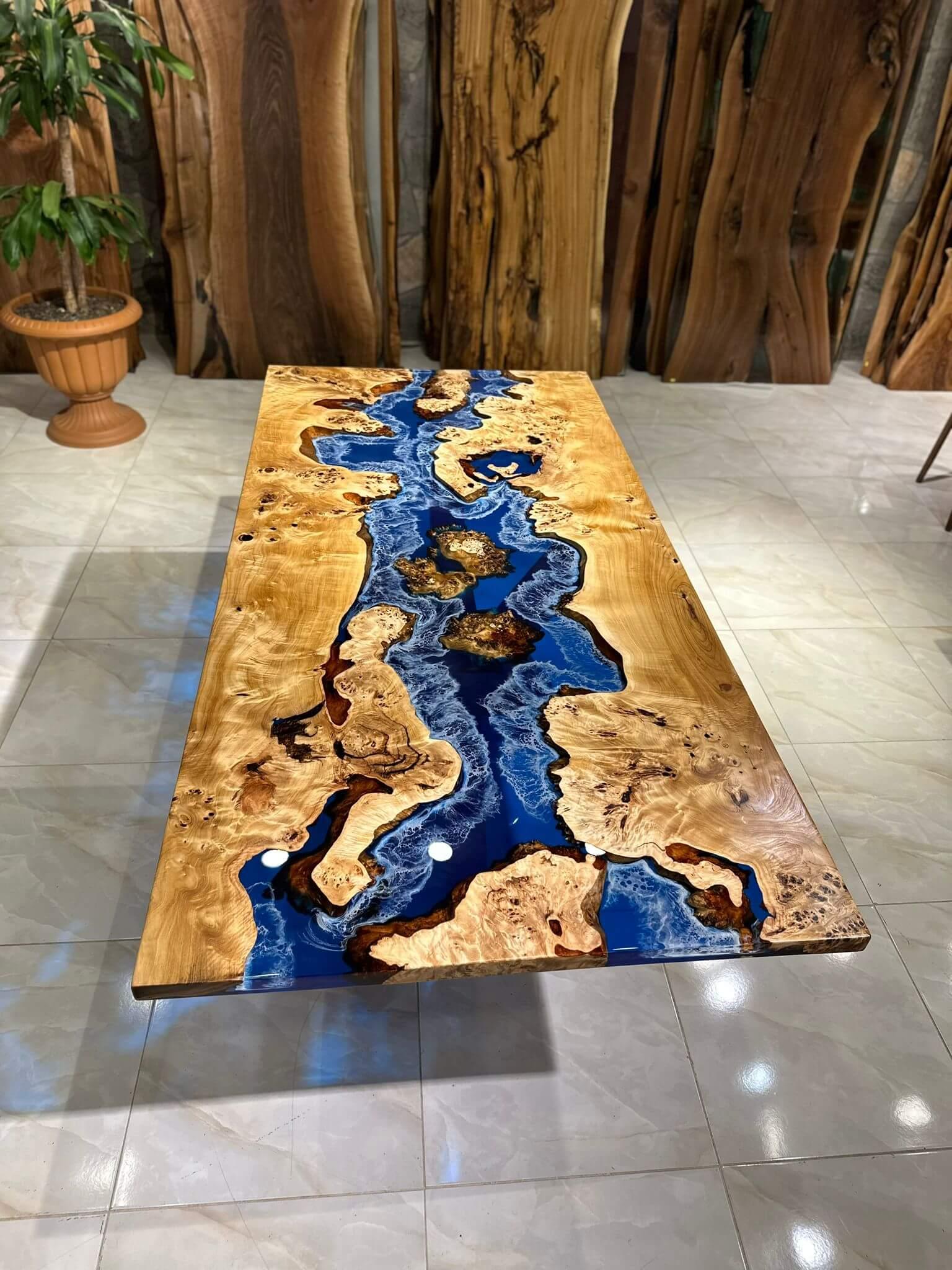 Turc Table moderne Mappa Burl River en résine époxy bleu océanique en vente