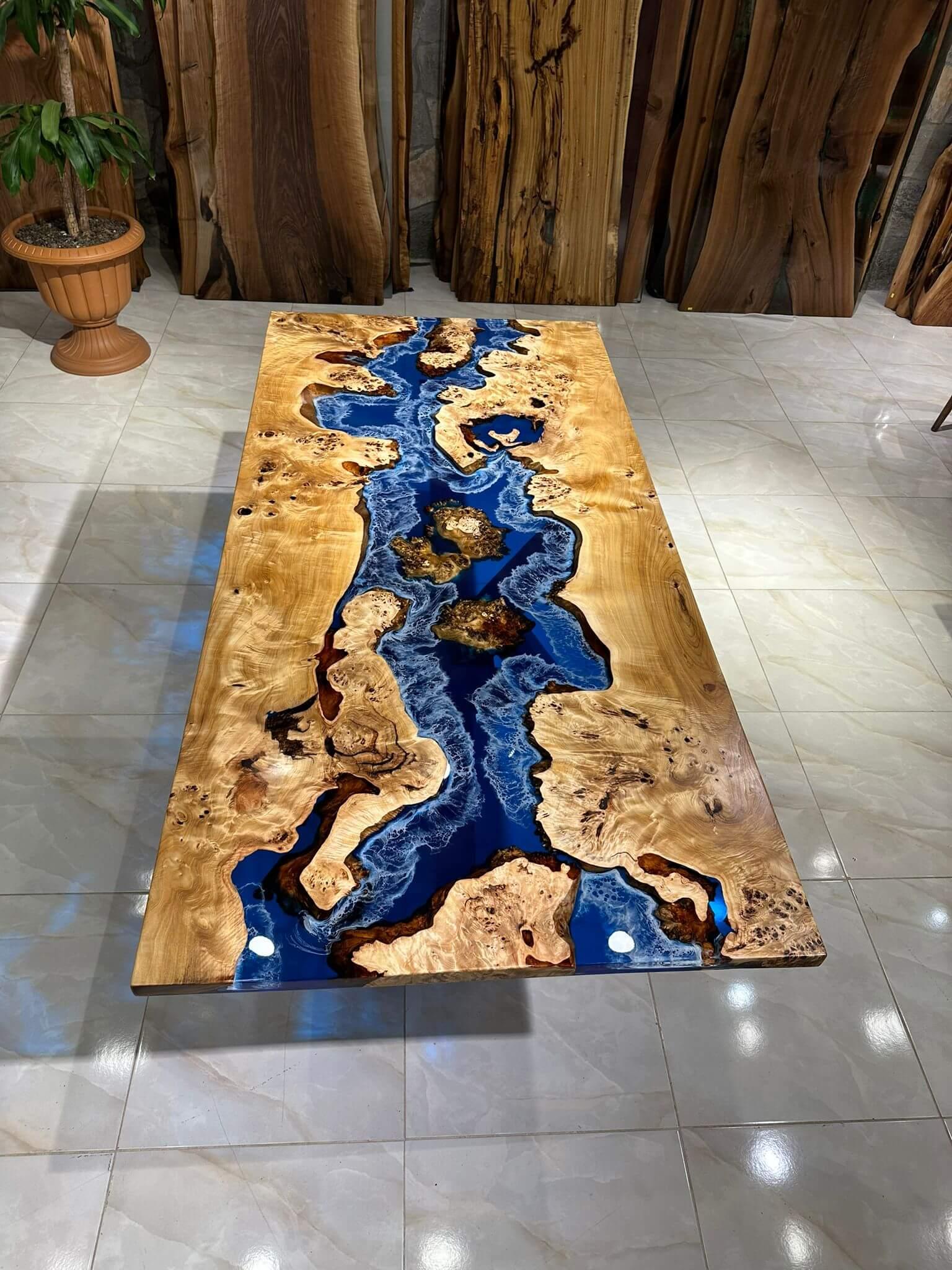 Soudé Table moderne Mappa Burl River en résine époxy bleu océanique en vente