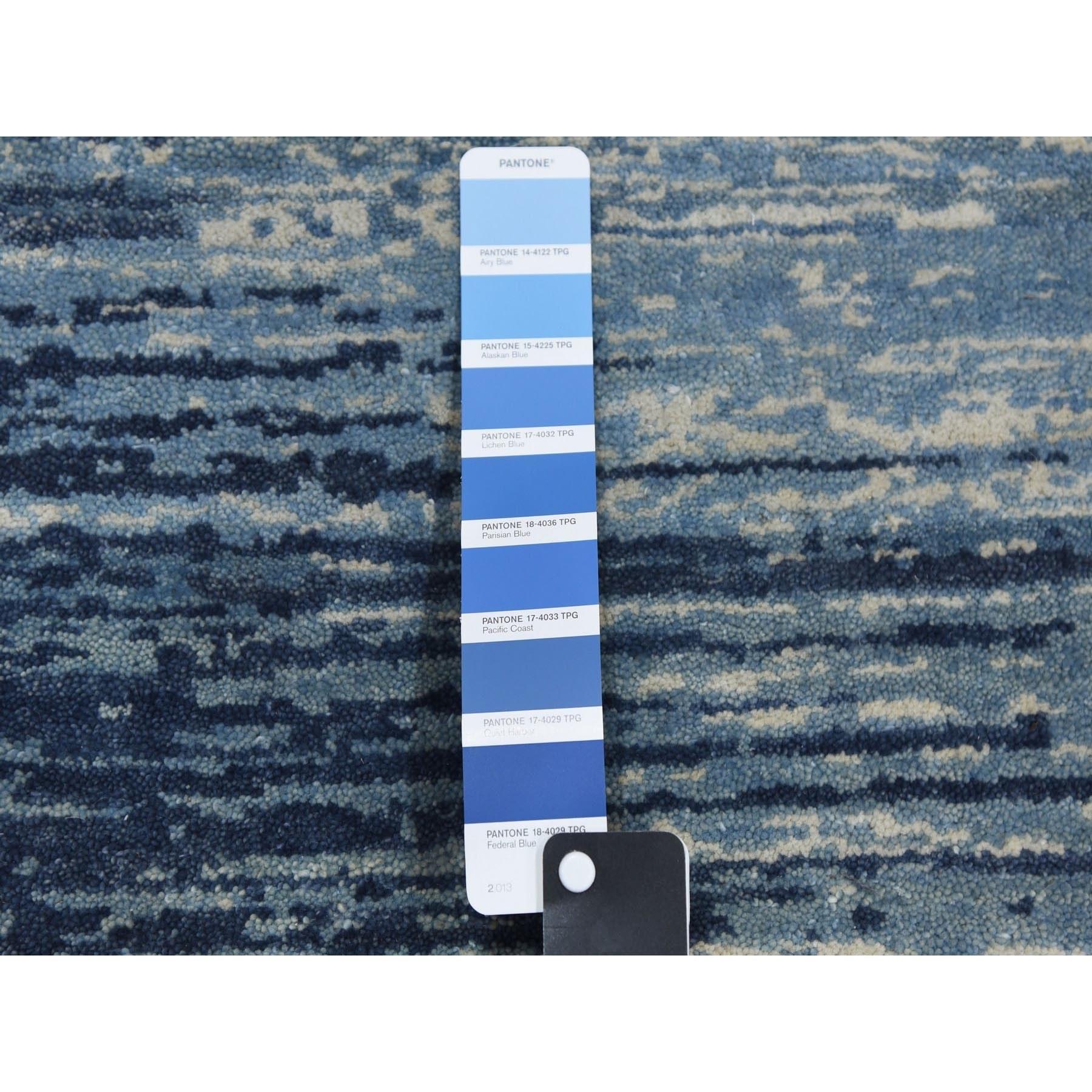 Runder handgeknüpfter orientalischer Teppich in Blau, Ozeanisch, reine Wolle, Ombre-Design, 10' x 10' (Indisch) im Angebot