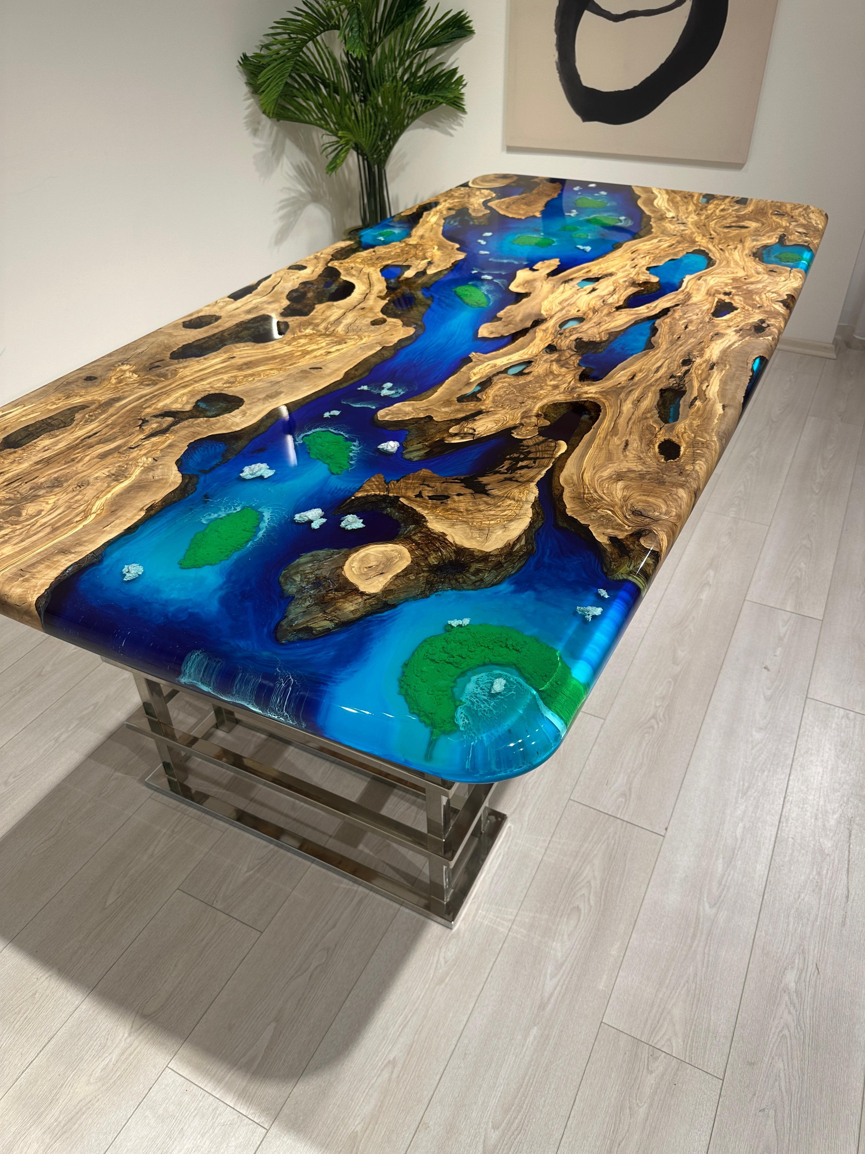 Tavolo da pranzo personalizzato in resina epossidica Oliver / Tavolo epossidico blu

Questo splendido tavolo è realizzato in Wood Wood mediterraneo. La bellezza unica delle curve naturali del legno d'ulivo combinate con l'epossidica nera è visibile