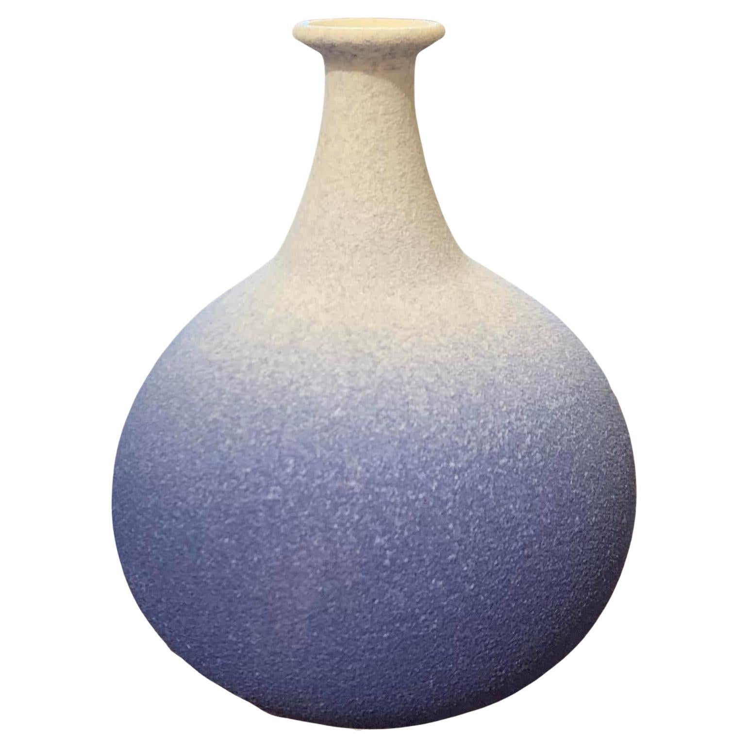 Vase court en forme de trapèze émaillée à ombres bleues, Chine, contemporain