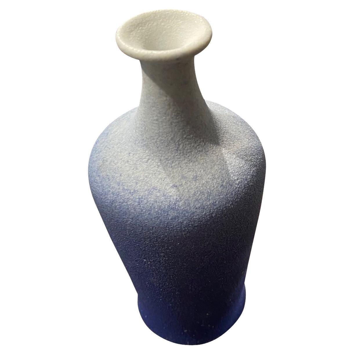 Zeitgenössische chinesische ombre blau glasierte Vase.
Geschwungener Sockel mit hohem Ausguss.
Teil einer großen Sammlung.