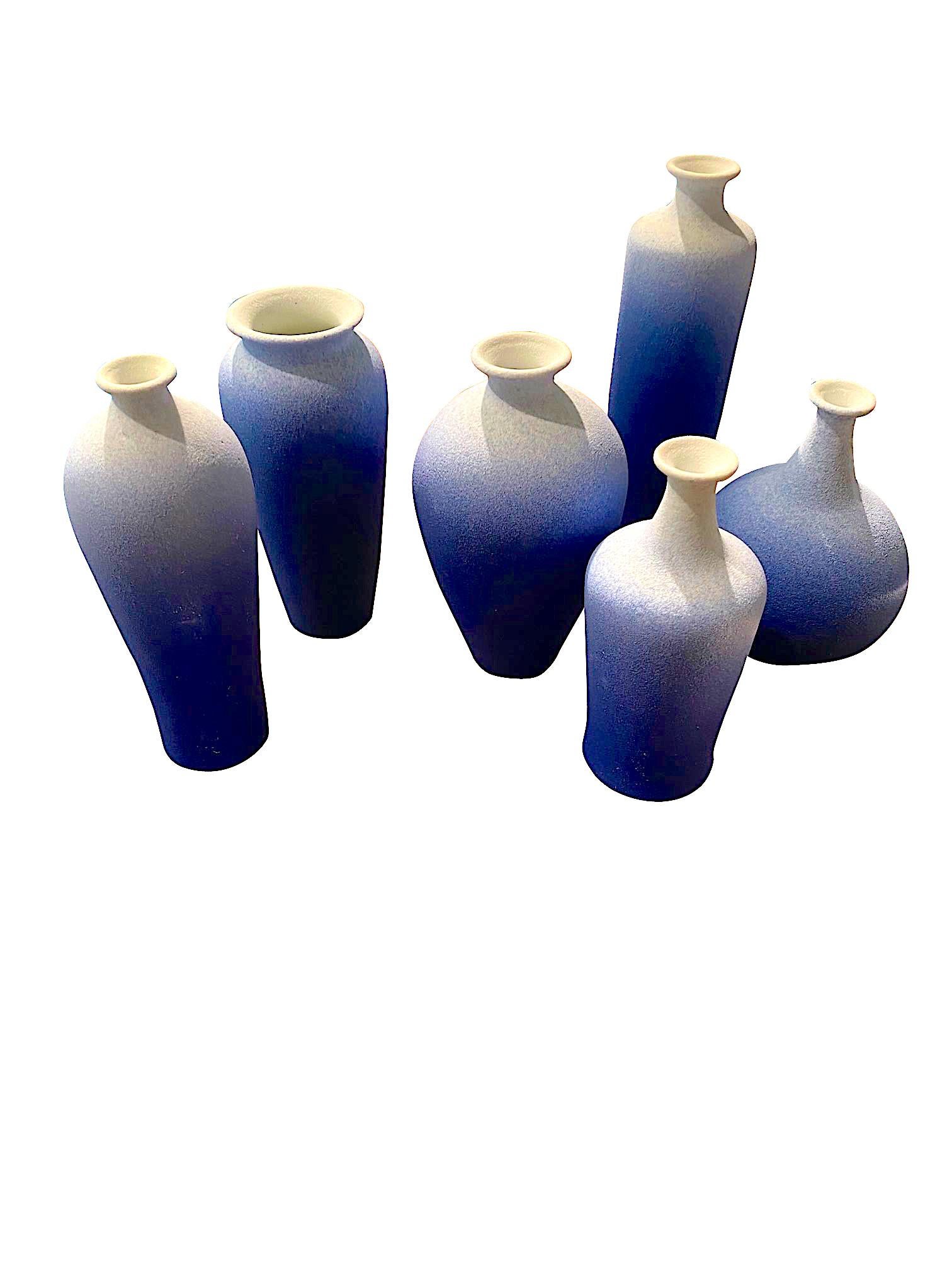 Blaue blaue glasierte Vase in Flaschenform in Ombre, China, Zeitgenössisch (Chinesisch) im Angebot