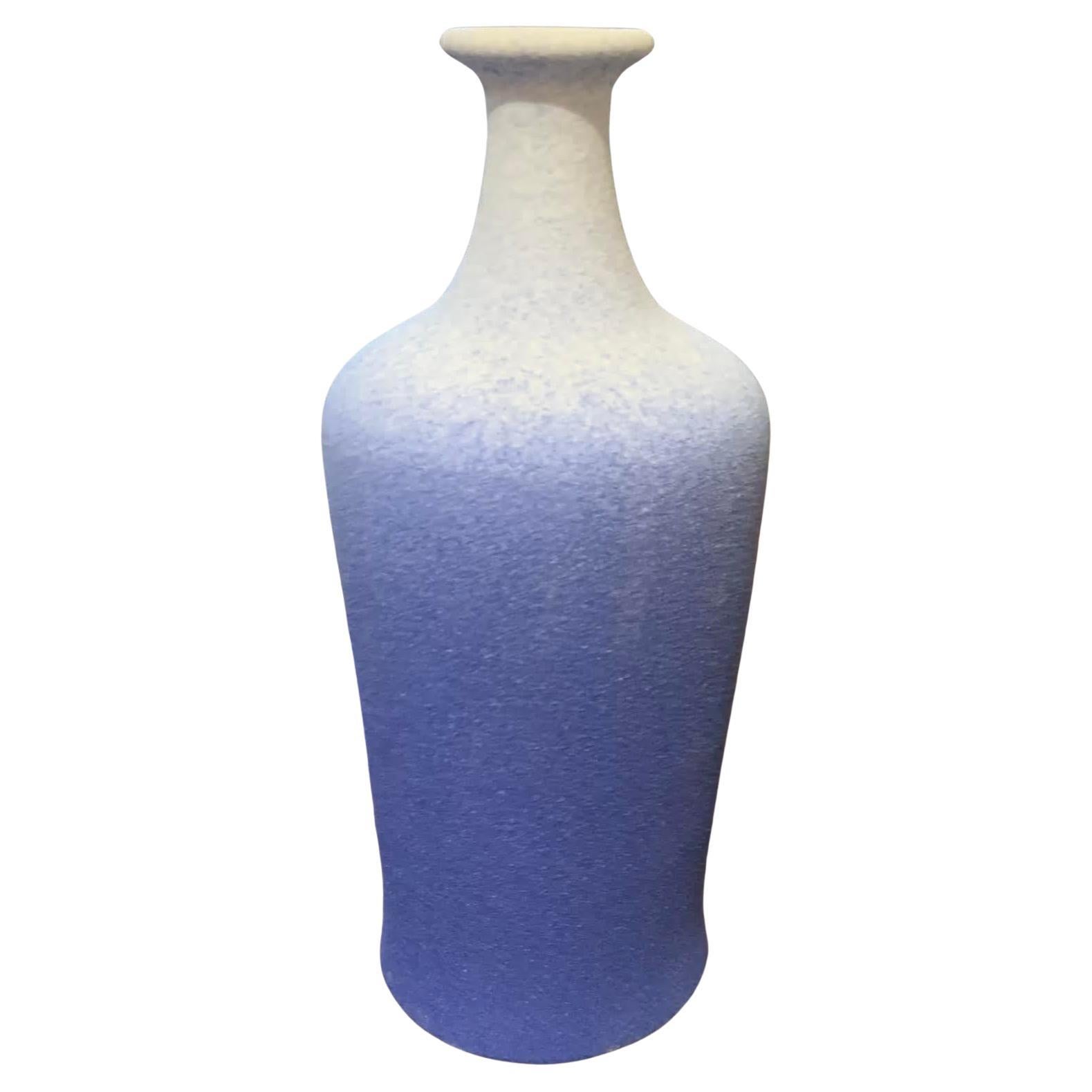 Petit vase en forme de bouteille émaillé d'un bleu dégradé, Chine, contemporain
