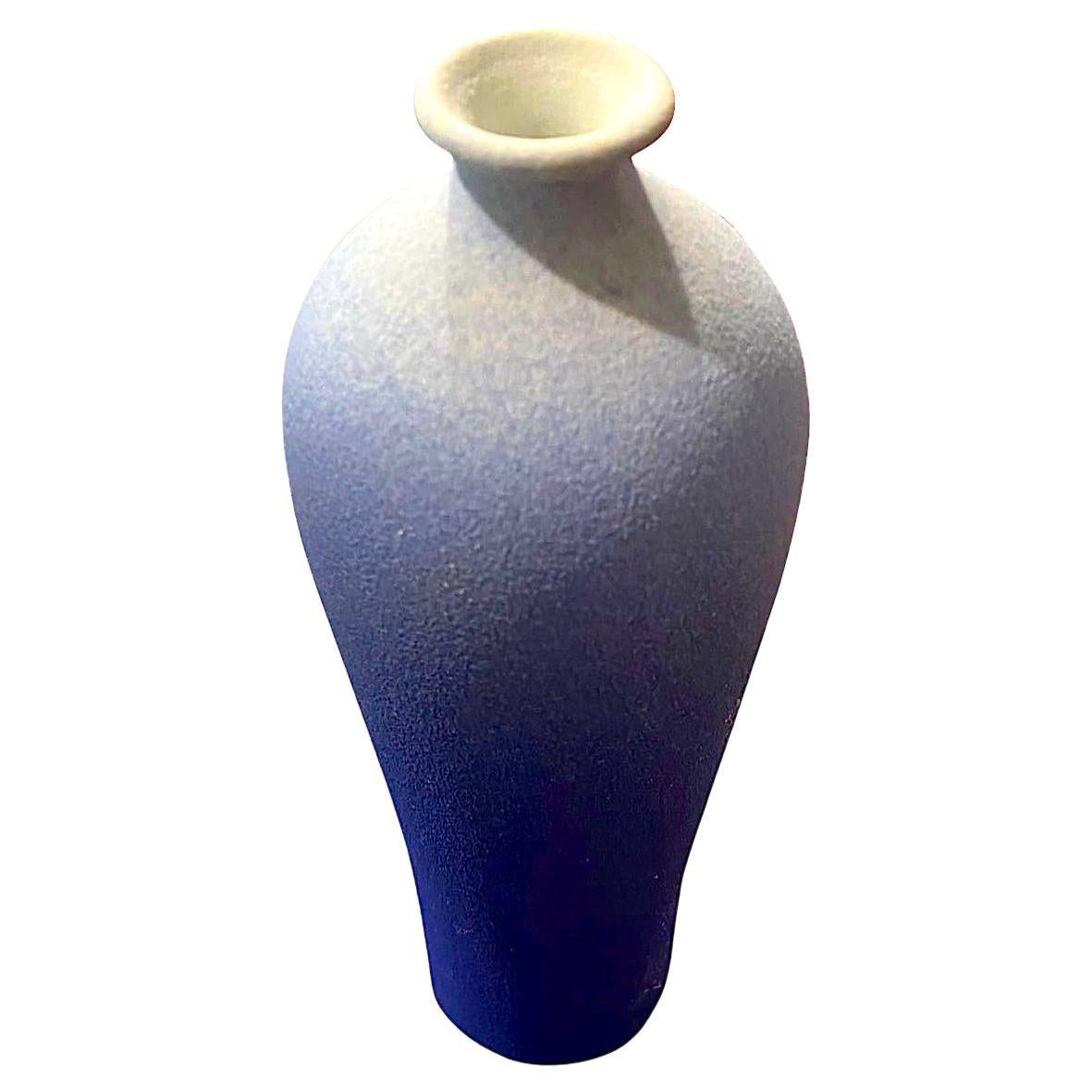 Vase contemporain chinois à glaçage bleu ombre.
Haut de forme arrondie avec ouverture du bec mince.
Fait partie d'une grande collection.