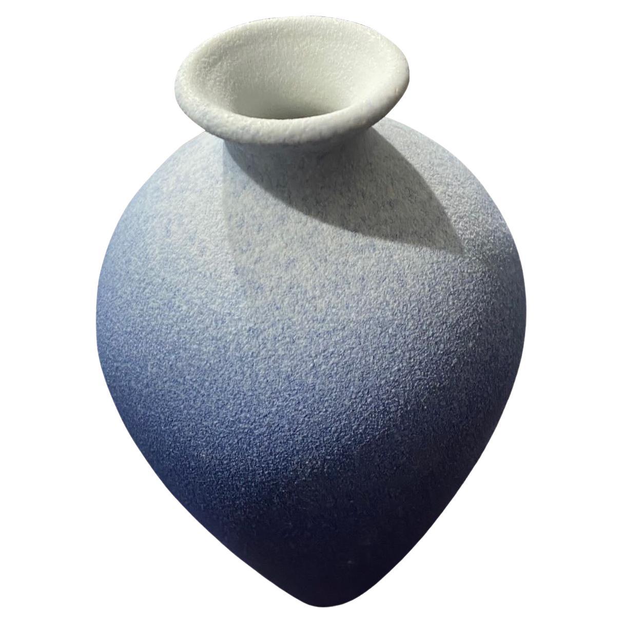 Vase contemporain chinois à glaçage bleu ombre.
Forme classique avec une ouverture de bec mince.
Fait partie d'une grande collection.