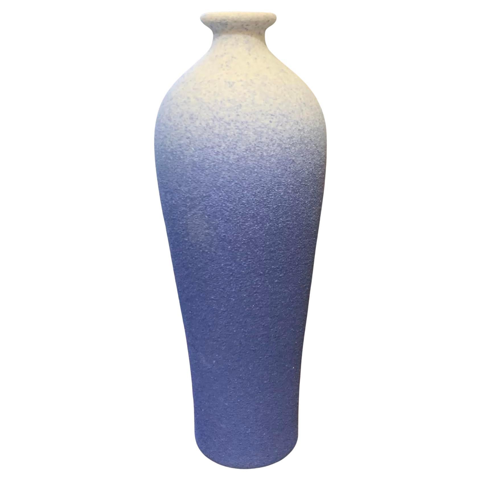 Blaue glasierte blaue Ombre-Vase, China, Zeitgenössisch