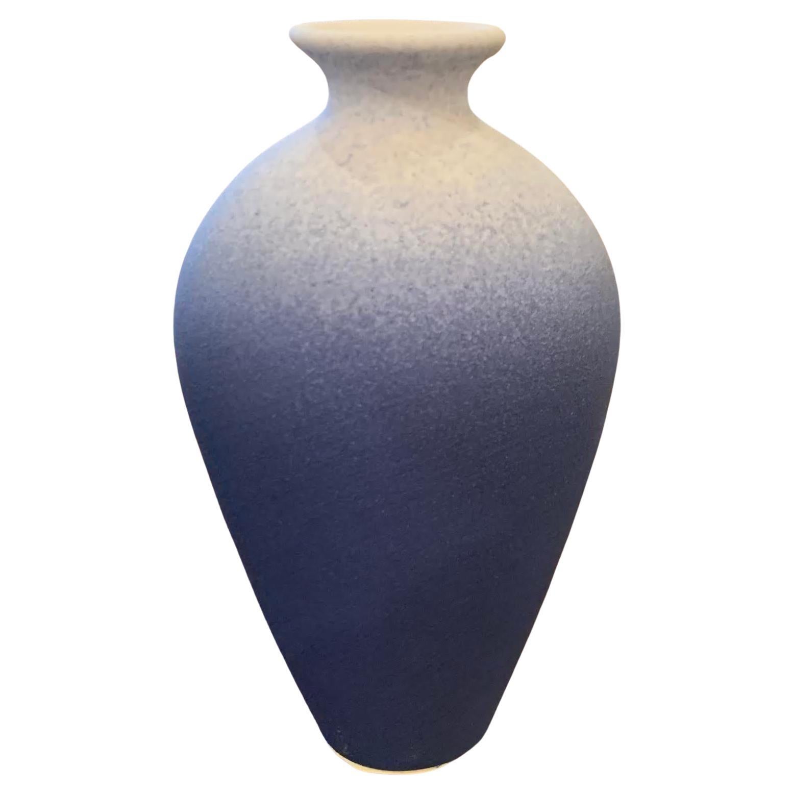 Blaue glasierte blaue Ombre-Vase, China, Zeitgenössisch