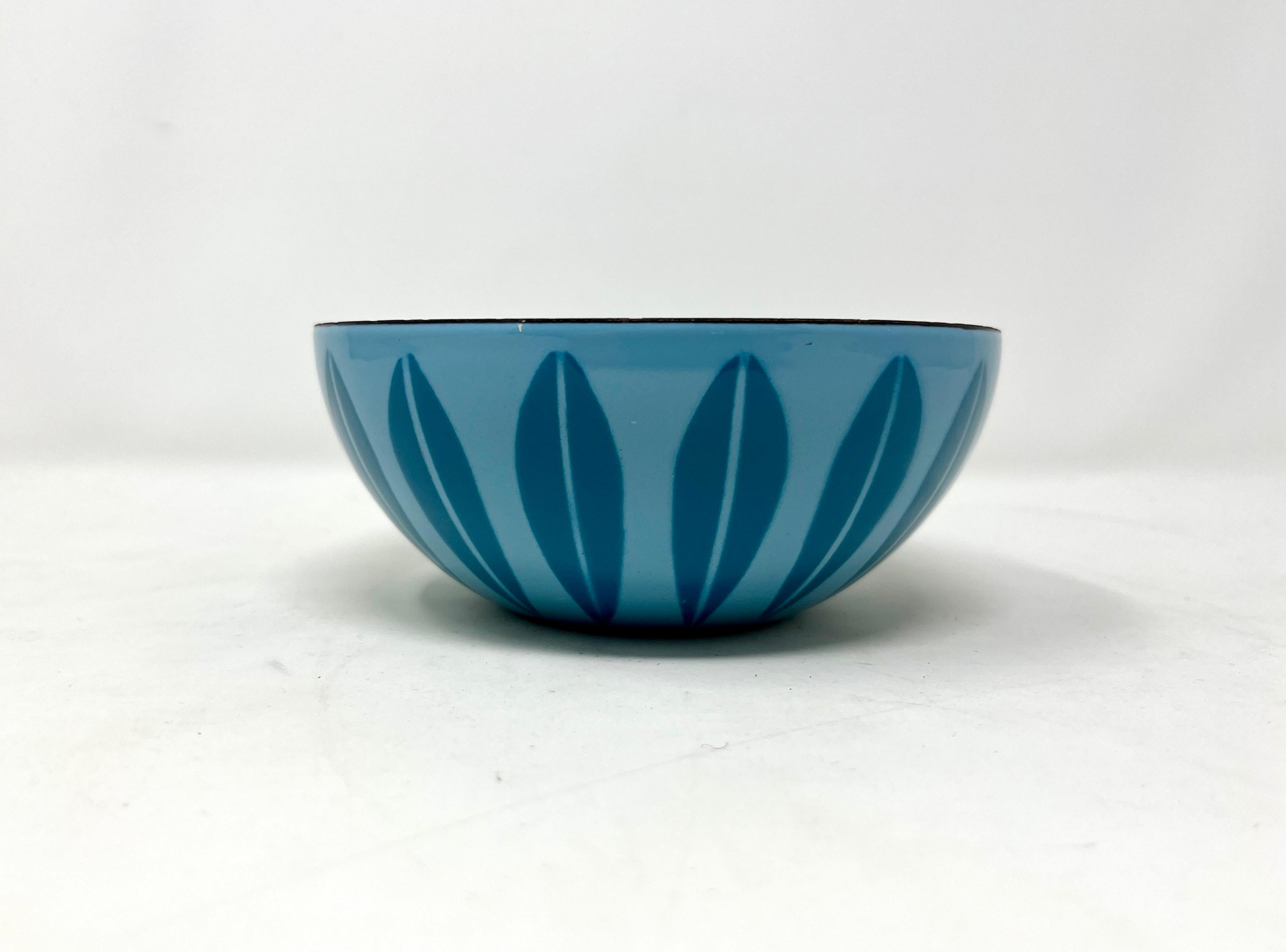 Encantador tazón pequeño de cereales Cathrineholm con diseño de loto azul sobre azul. Muy buen estado en general, con un arañazo muy pequeño y dos mellas en la base del interior, como se muestra en las fotos. Perfecto para cereales, fruta una salsa