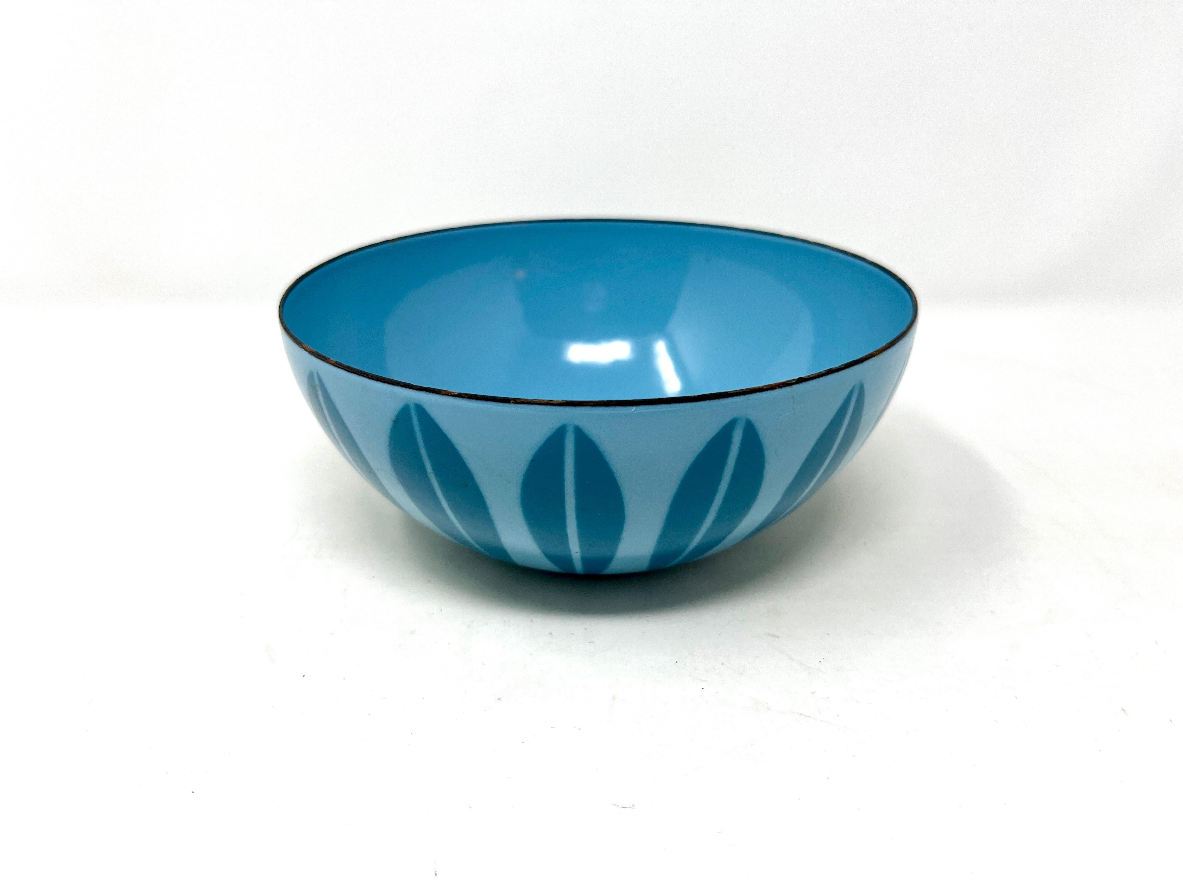Tazón de esmalte azul sobre azul Cathrineholm Lotus, cocina moderna escandinava Escandinavo moderno en venta