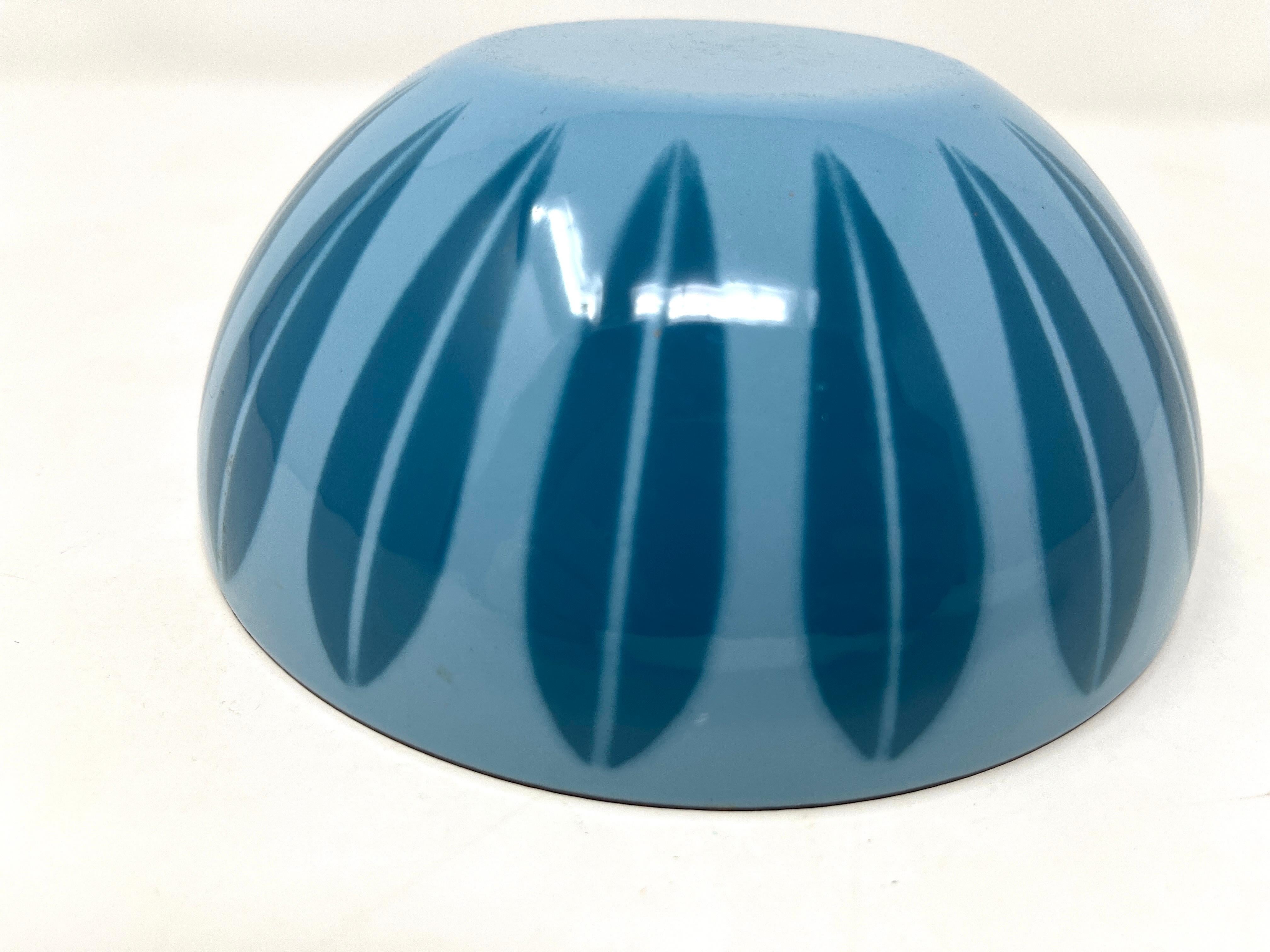 Tazón de esmalte azul sobre azul Cathrineholm Lotus, cocina moderna escandinava siglo XX en venta
