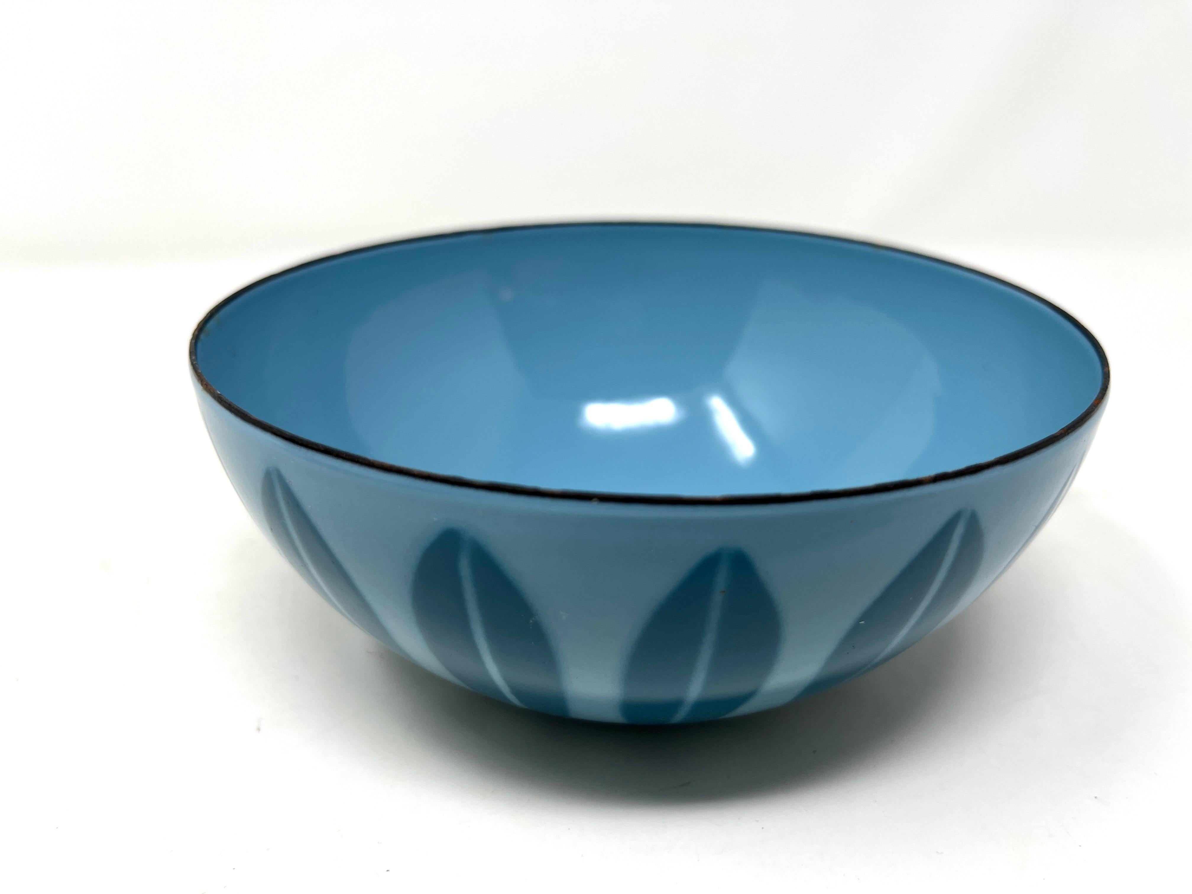 Tazón de esmalte azul sobre azul Cathrineholm Lotus, cocina moderna escandinava Esmalte en venta