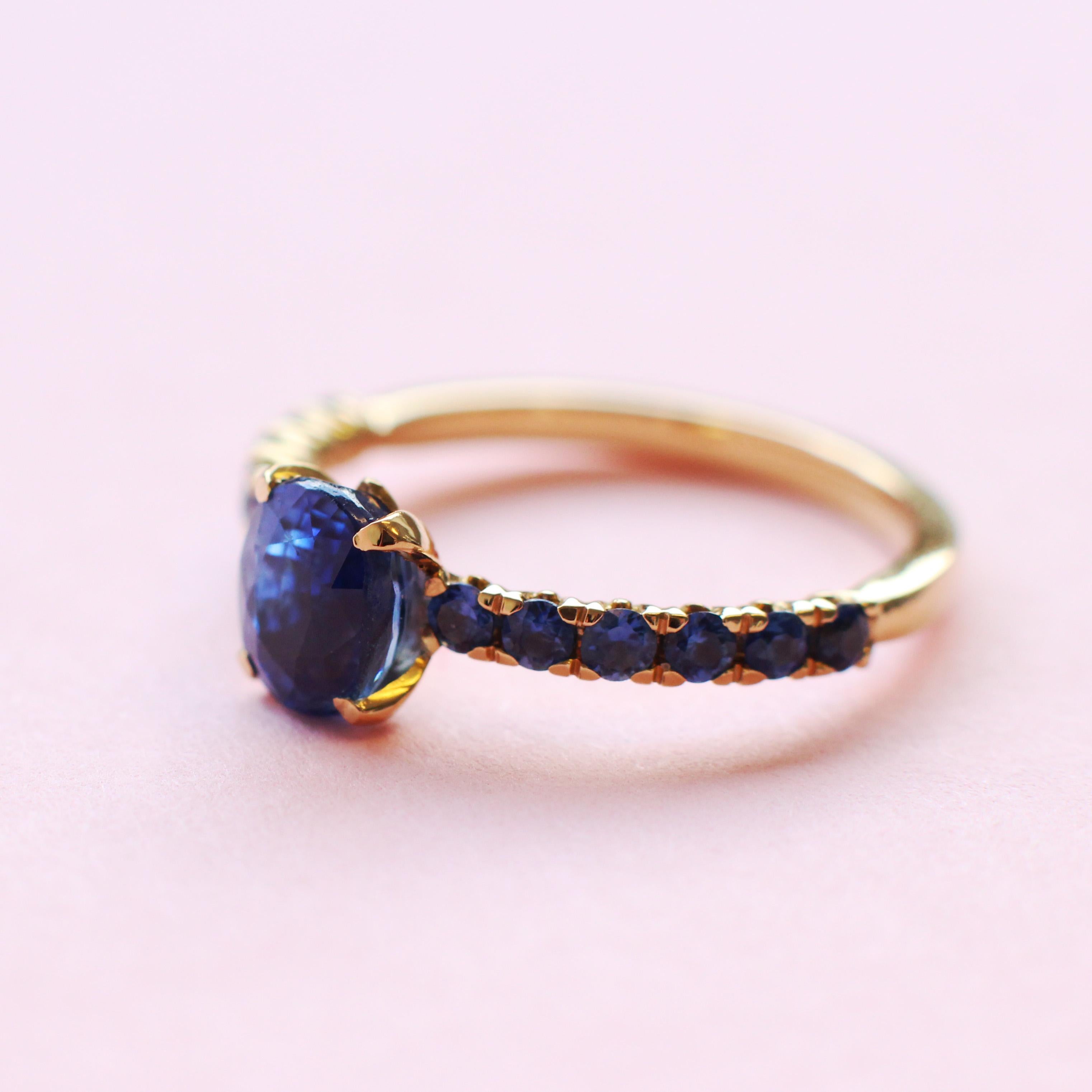 Bague solitaire en or jaune 18 carats sertie d'un saphir bleu sur bleu Neuf - En vente à London, GB