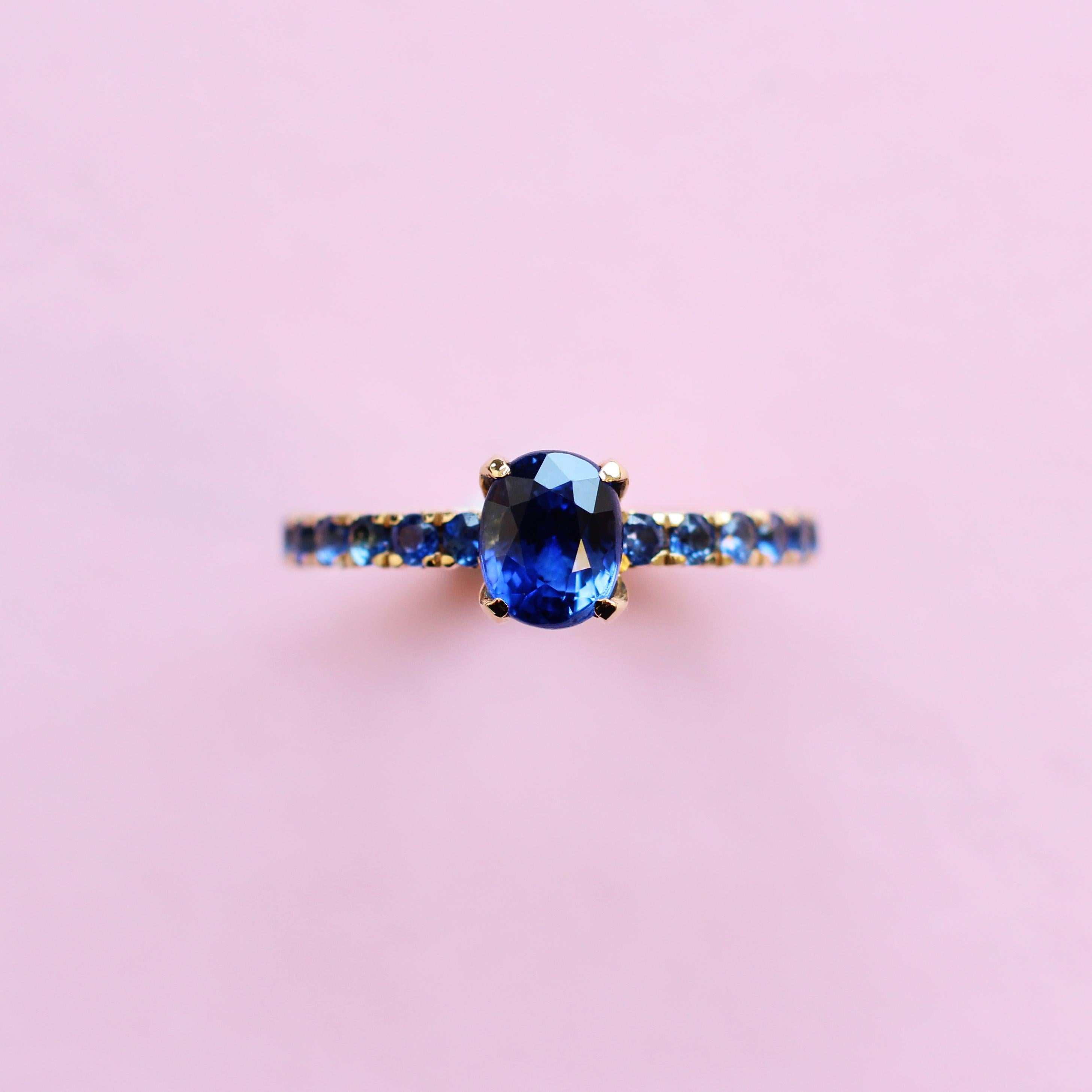 This elegant blossom solitaire ring combines beauty and style with a 1.53 ct blue sapphire sitting at its centre complemented with 12 shimmering shoulder sapphires. Made in 18k yellow gold with the blossom collection’s flower collet, this ring can
